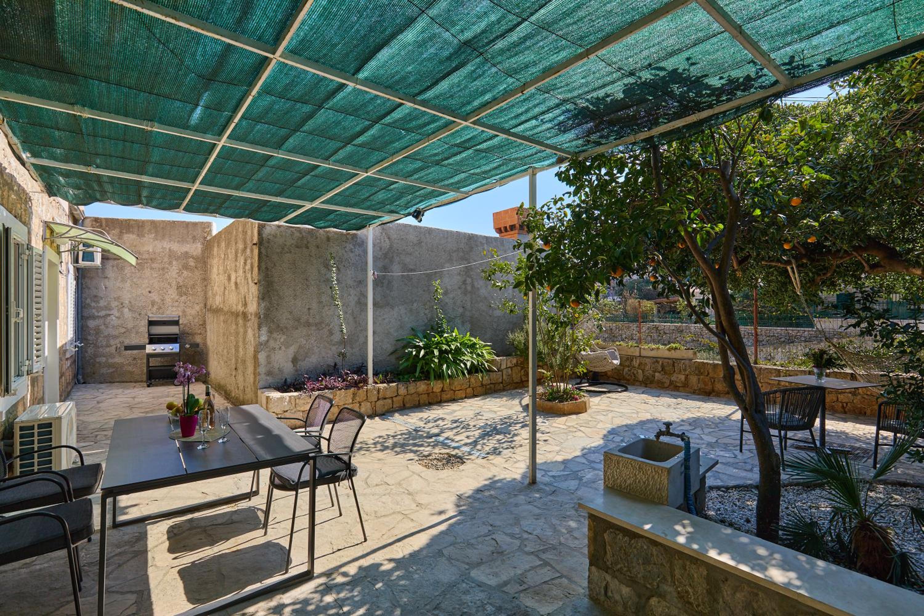 Barbara's Garden Apartment