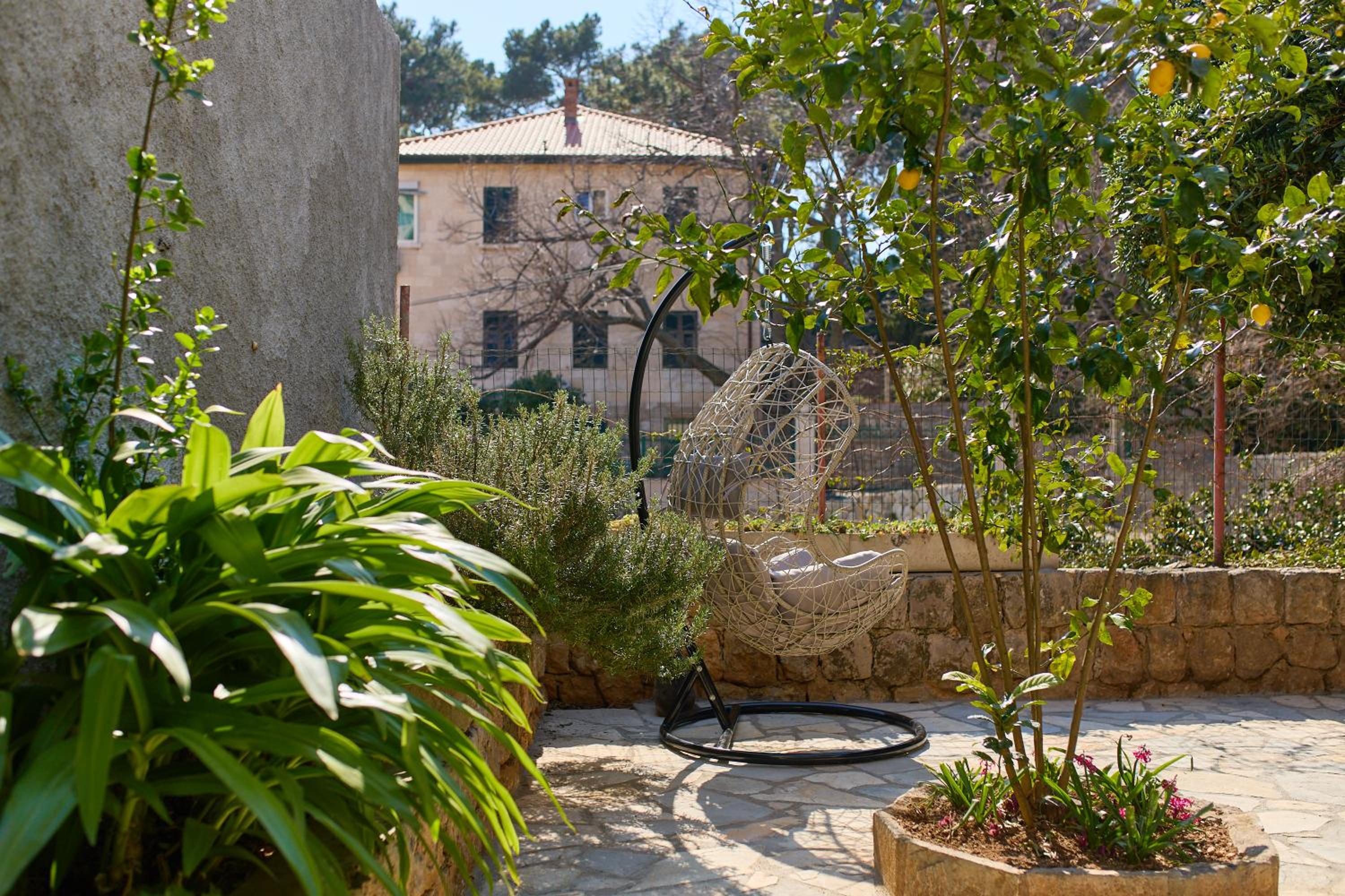Barbara's Garden Apartment