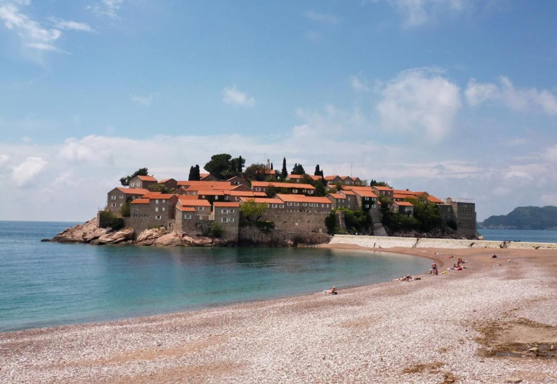 Lovely Apartment Sveti Stefan view 2