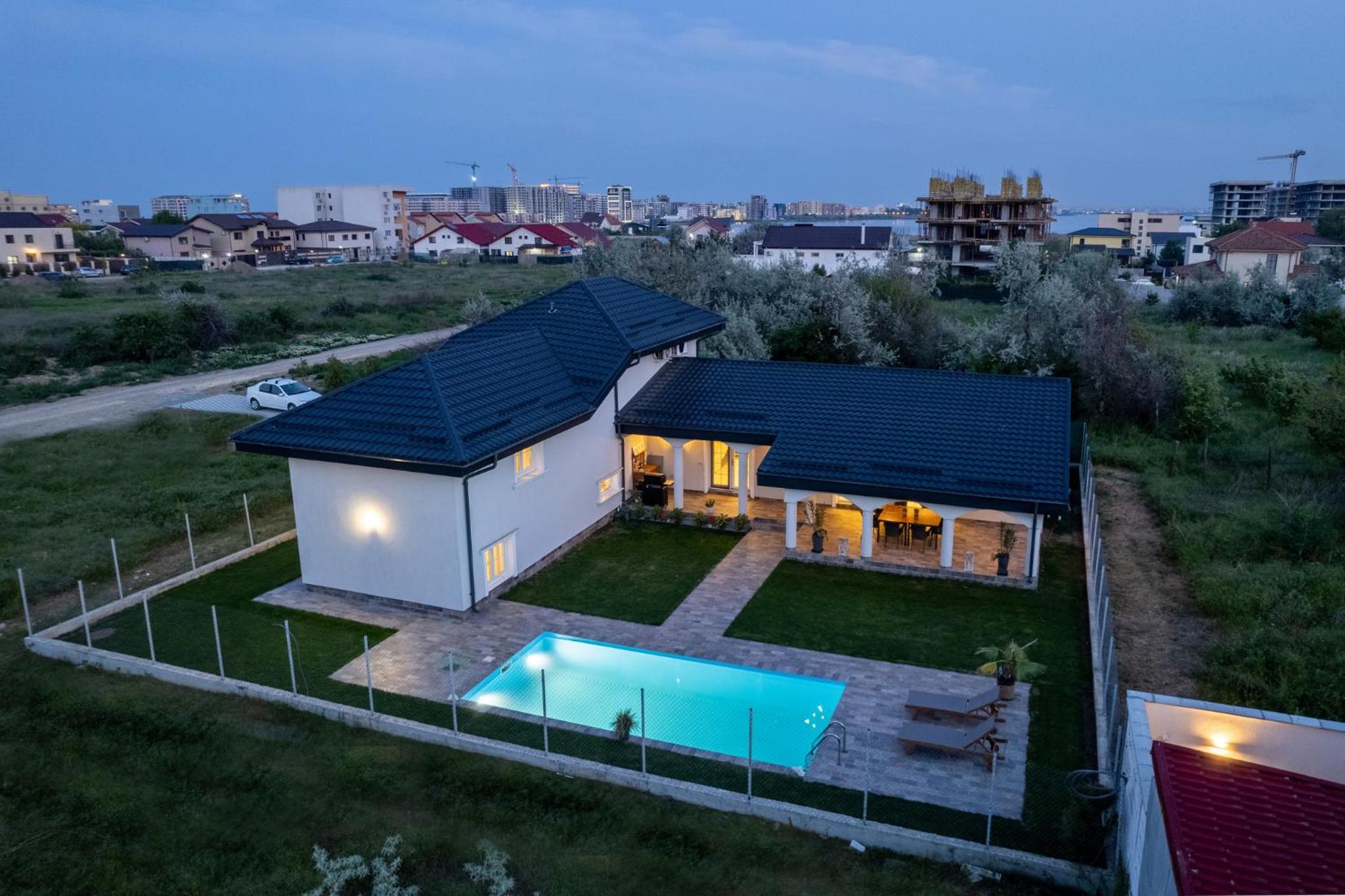 Pool House Mamaia view 2