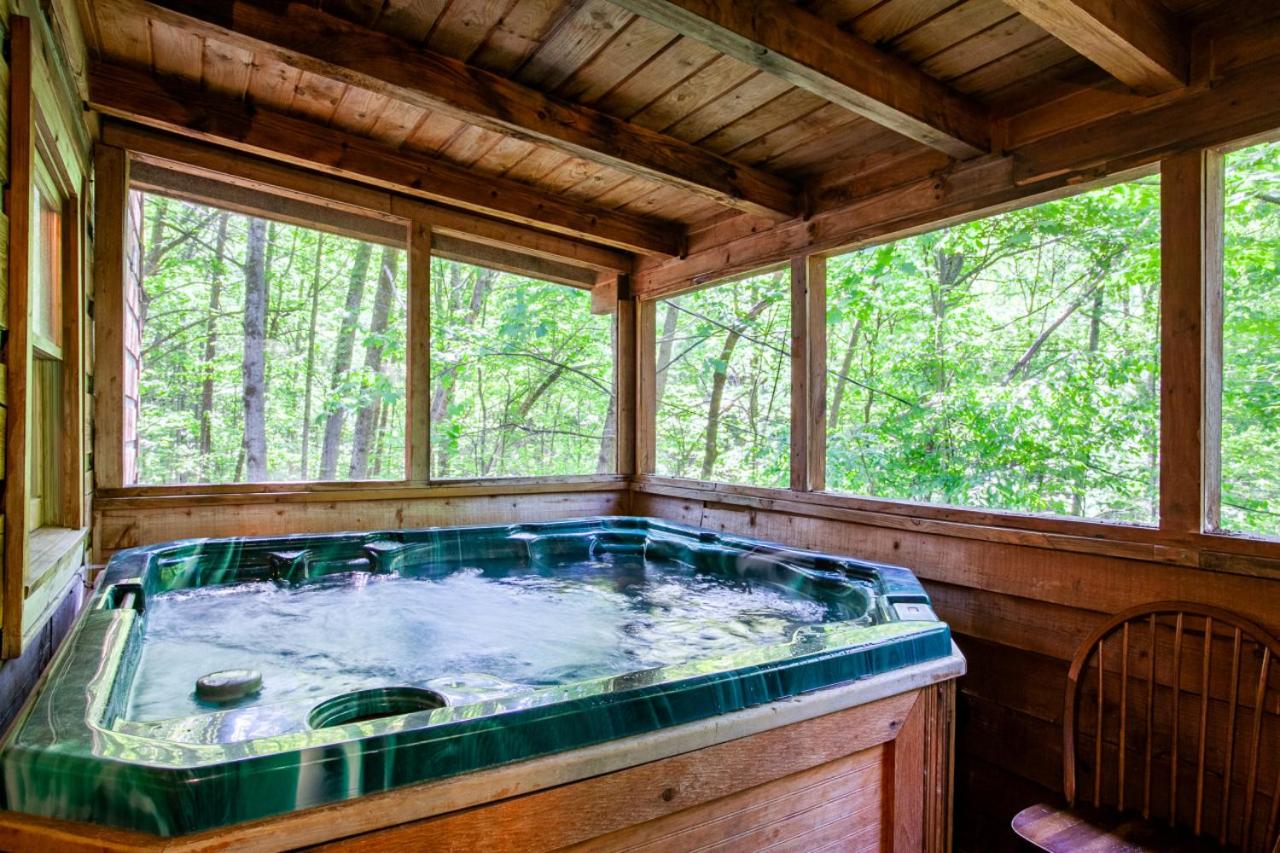 The Hartland - Hot Tub, Jacuzzi, Fireplace