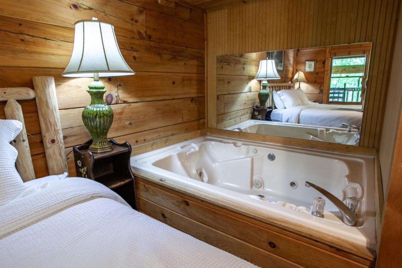 The Hartland - Hot Tub, Jacuzzi, Fireplace