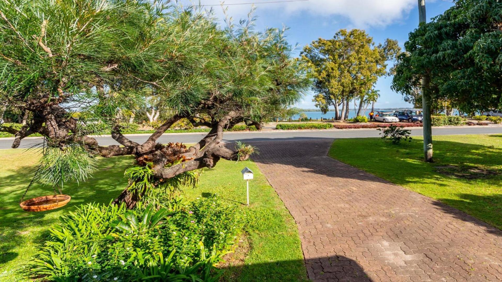 Bribie Beach House, Waterfront directly across the road - Solander Esp, Banksia Beach