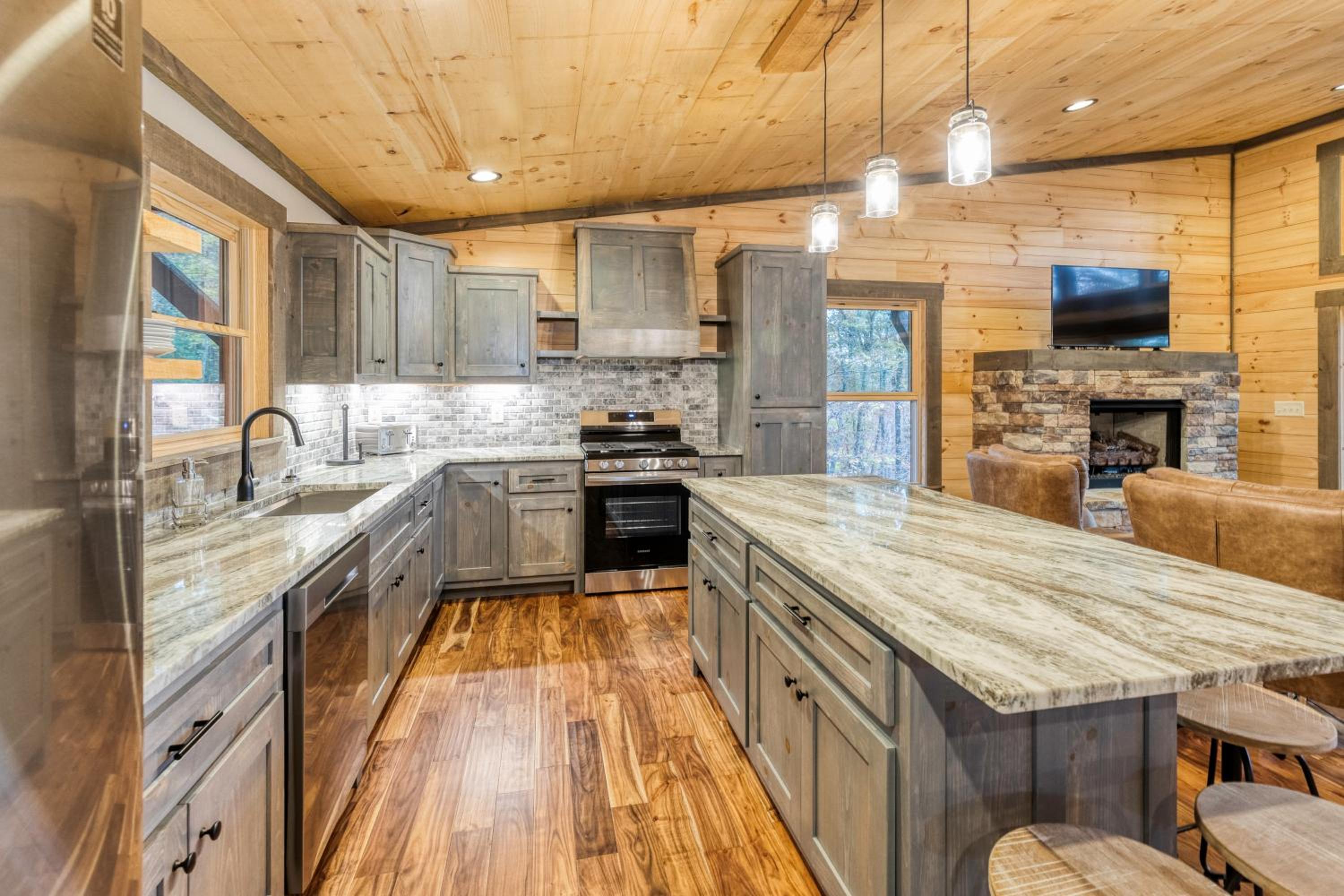Chardonnay Chalet - Luxe Modern Chalet - Hot Tub, Wi-Fi, Fire Pit, Game Room, Amazing Deck - 15 min to Blue Ridge view 2