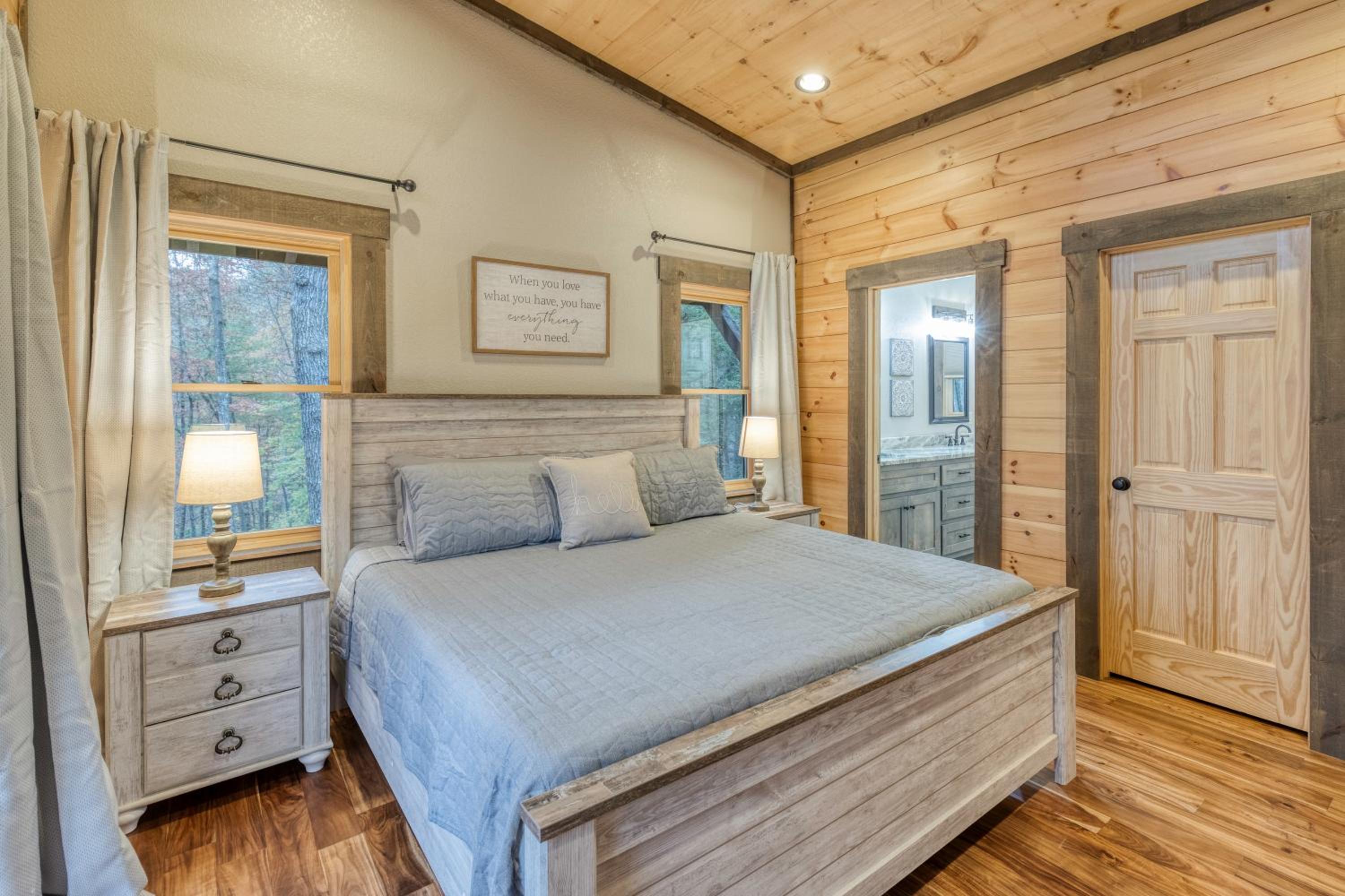 Chardonnay Chalet - Luxe Modern Chalet - Hot Tub, Wi-Fi, Fire Pit, Game Room, Amazing Deck - 15 min to Blue Ridge view 5