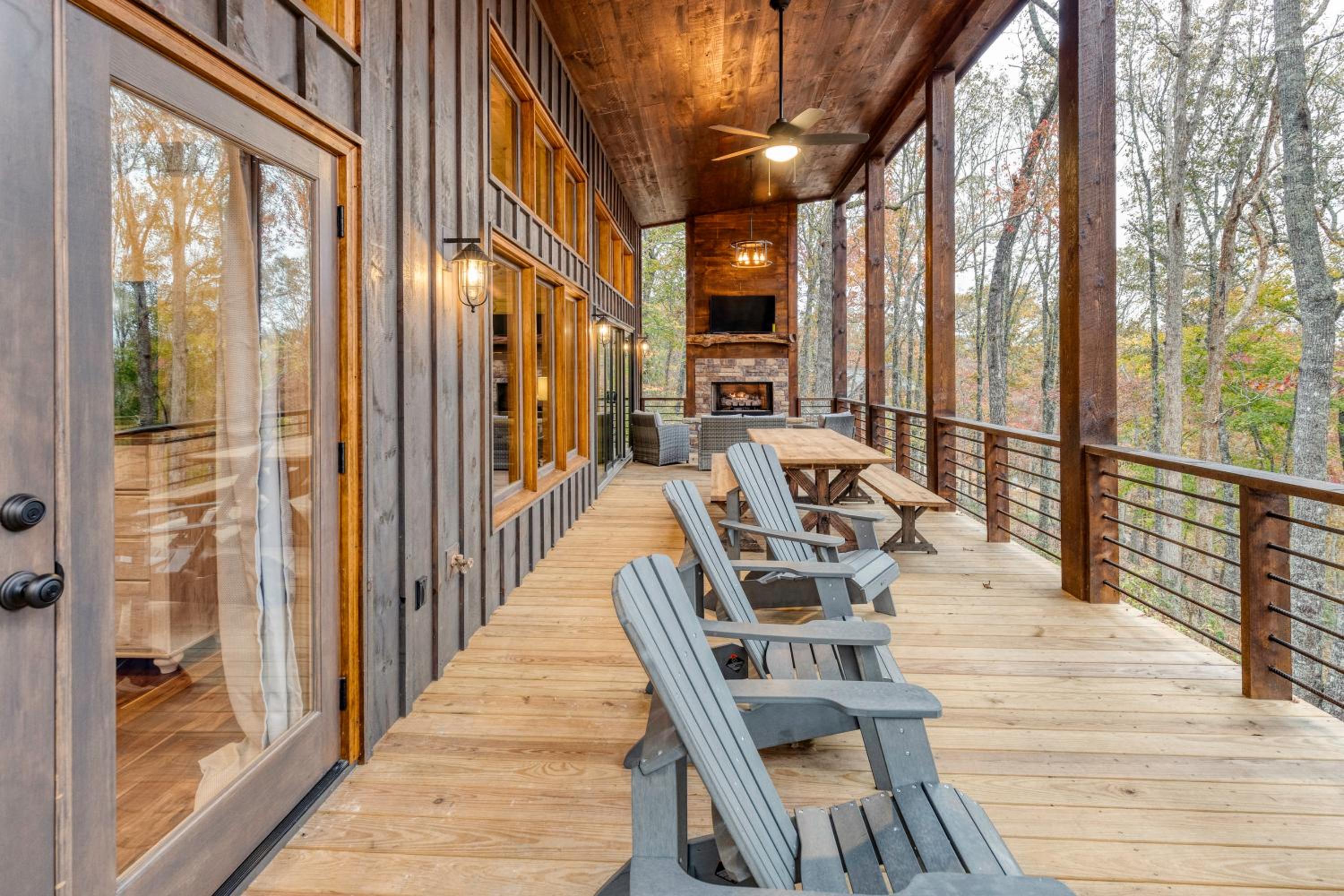 Chardonnay Chalet - Luxe Modern Chalet - Hot Tub, Wi-Fi, Fire Pit, Game Room, Amazing Deck - 15 min to Blue Ridge view 3