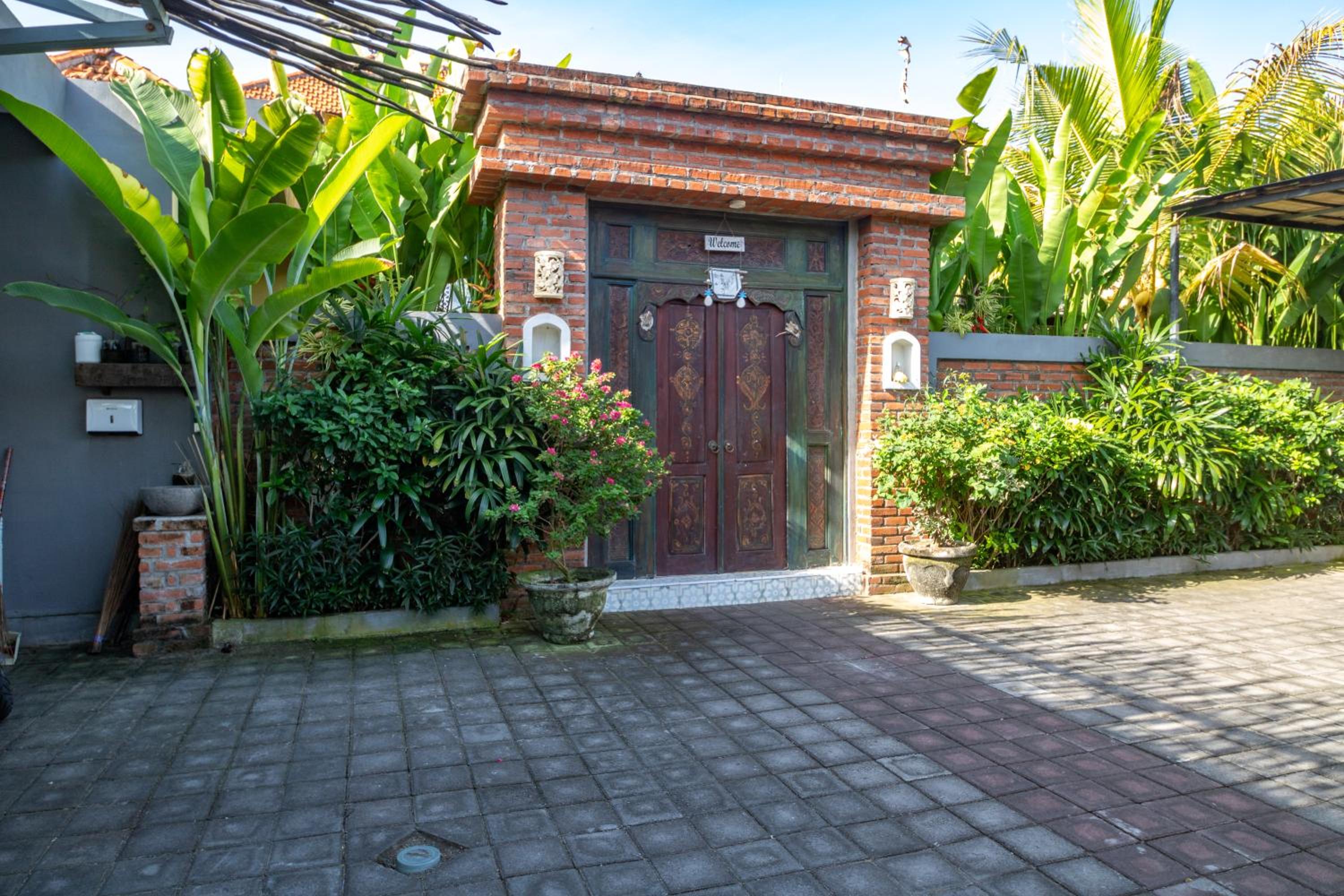 D-Anyar Stay and Surf Canggu view 2