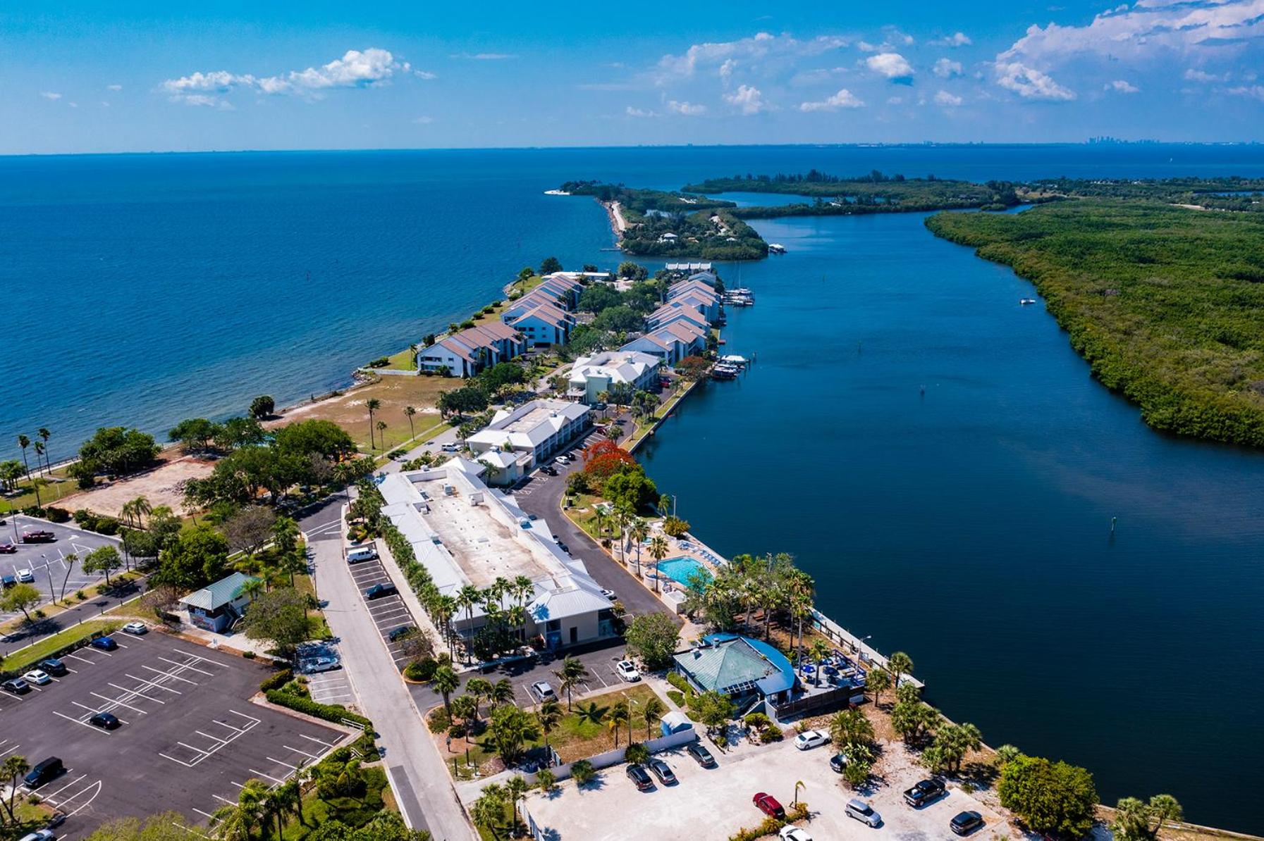 Hotel DOLPHINS, BEACH step away, WIFI, FREE PARKING,POOLS, JACUZZI