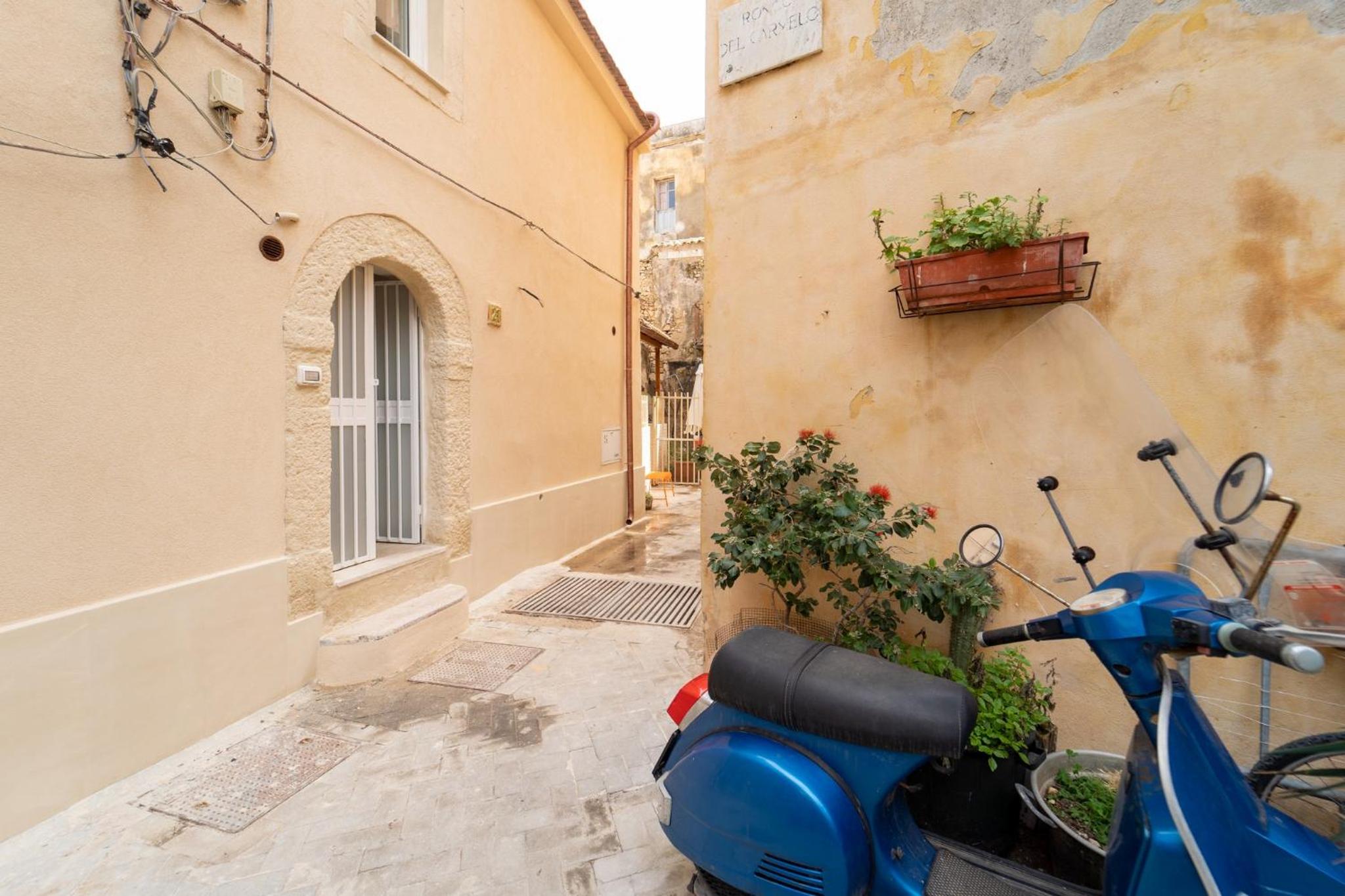 GuestHost - Ortigia Colourful Apartment photo 2
