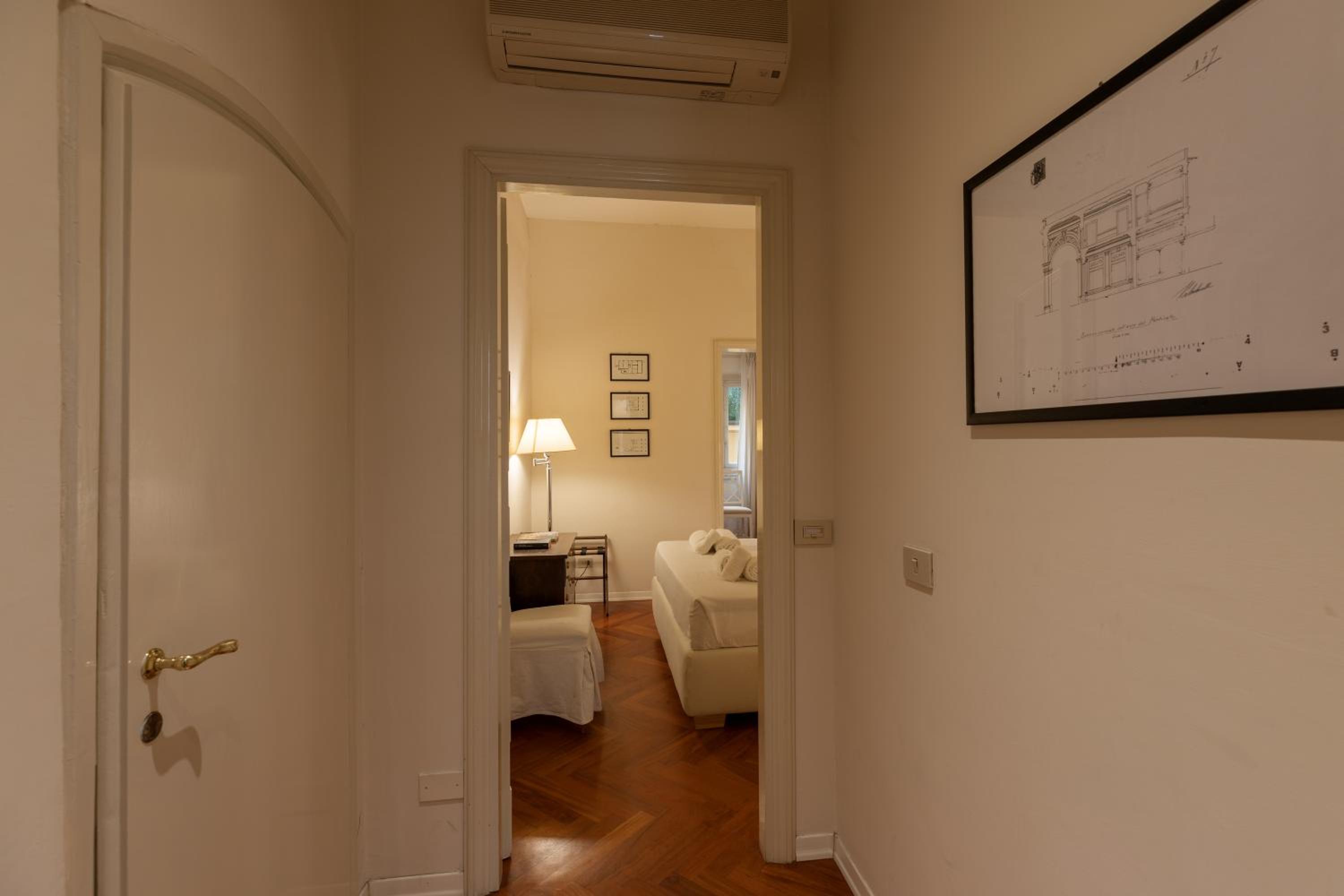 Big apartment a stone's throw from the Duomo