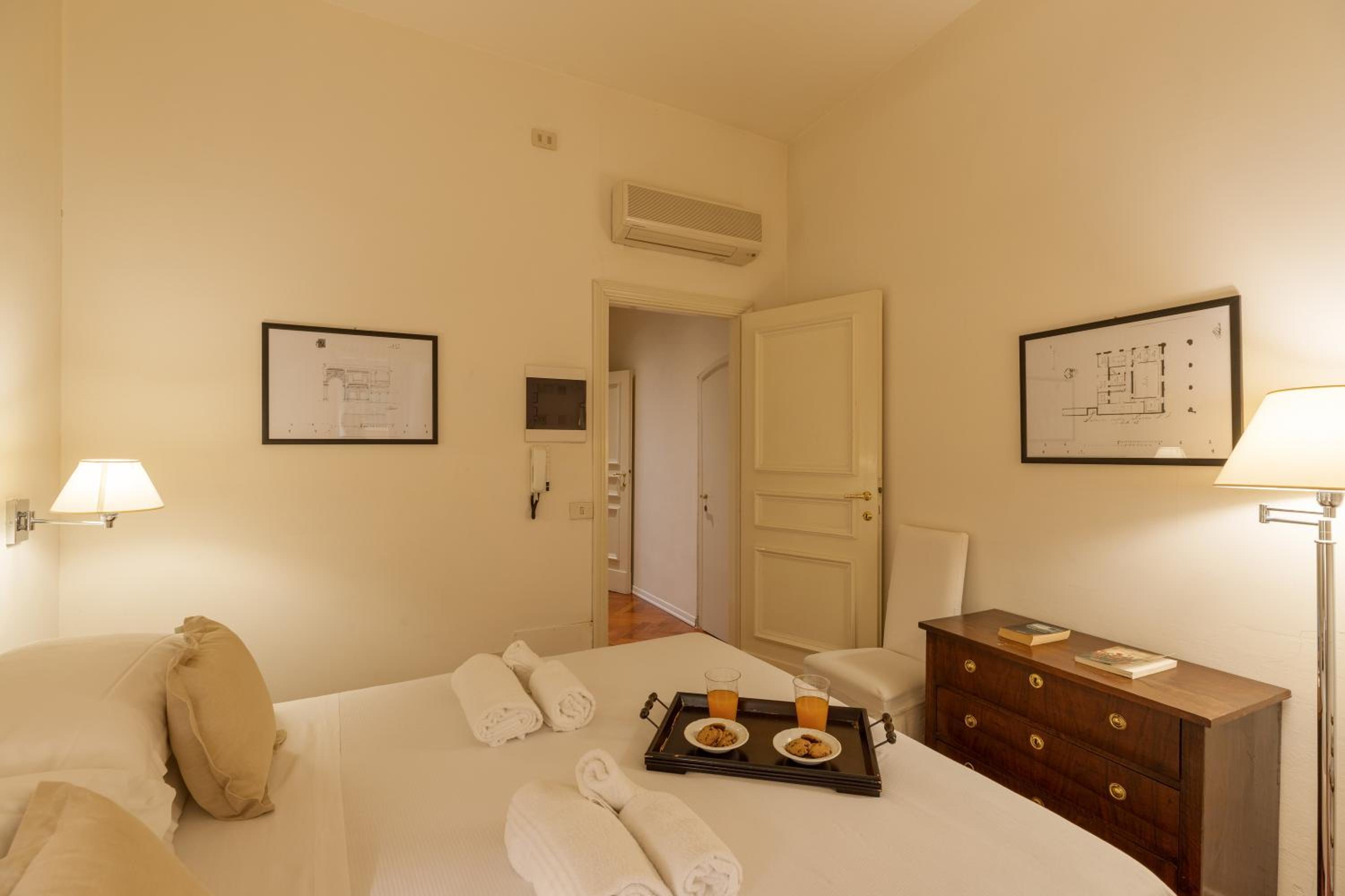 Big apartment a stone's throw from the Duomo