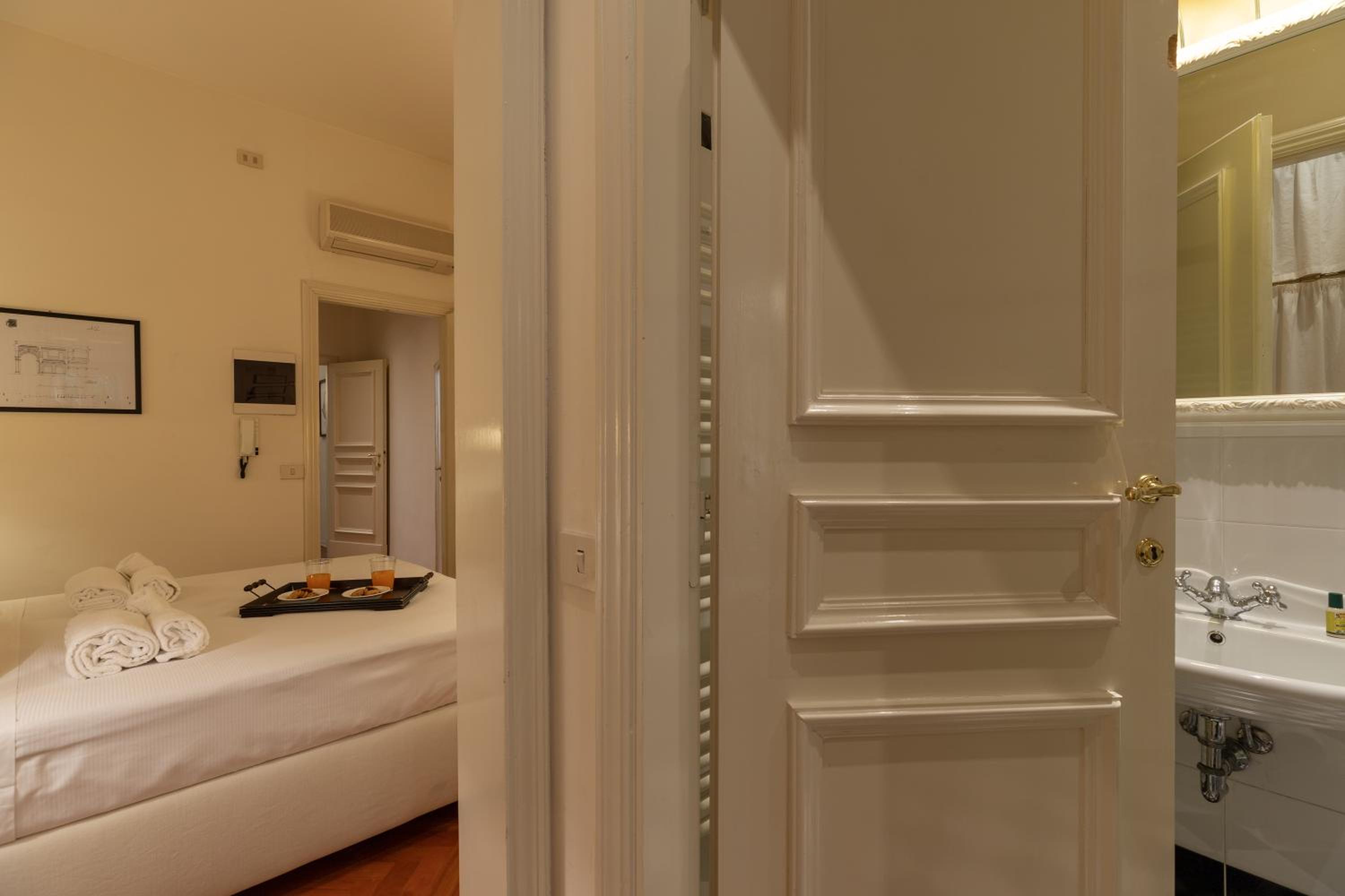 Big apartment a stone's throw from the Duomo
