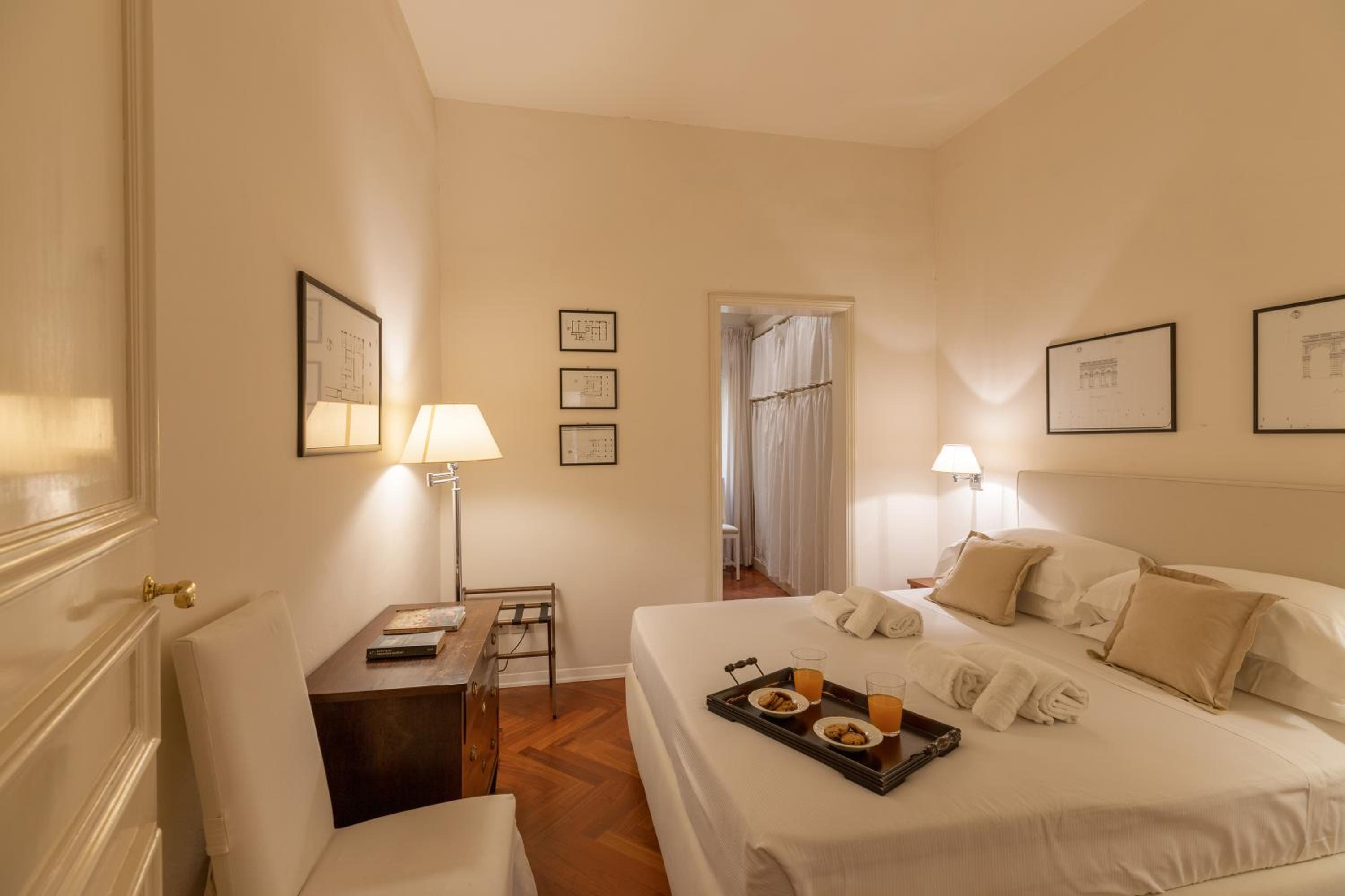 Big apartment a stone's throw from the Duomo