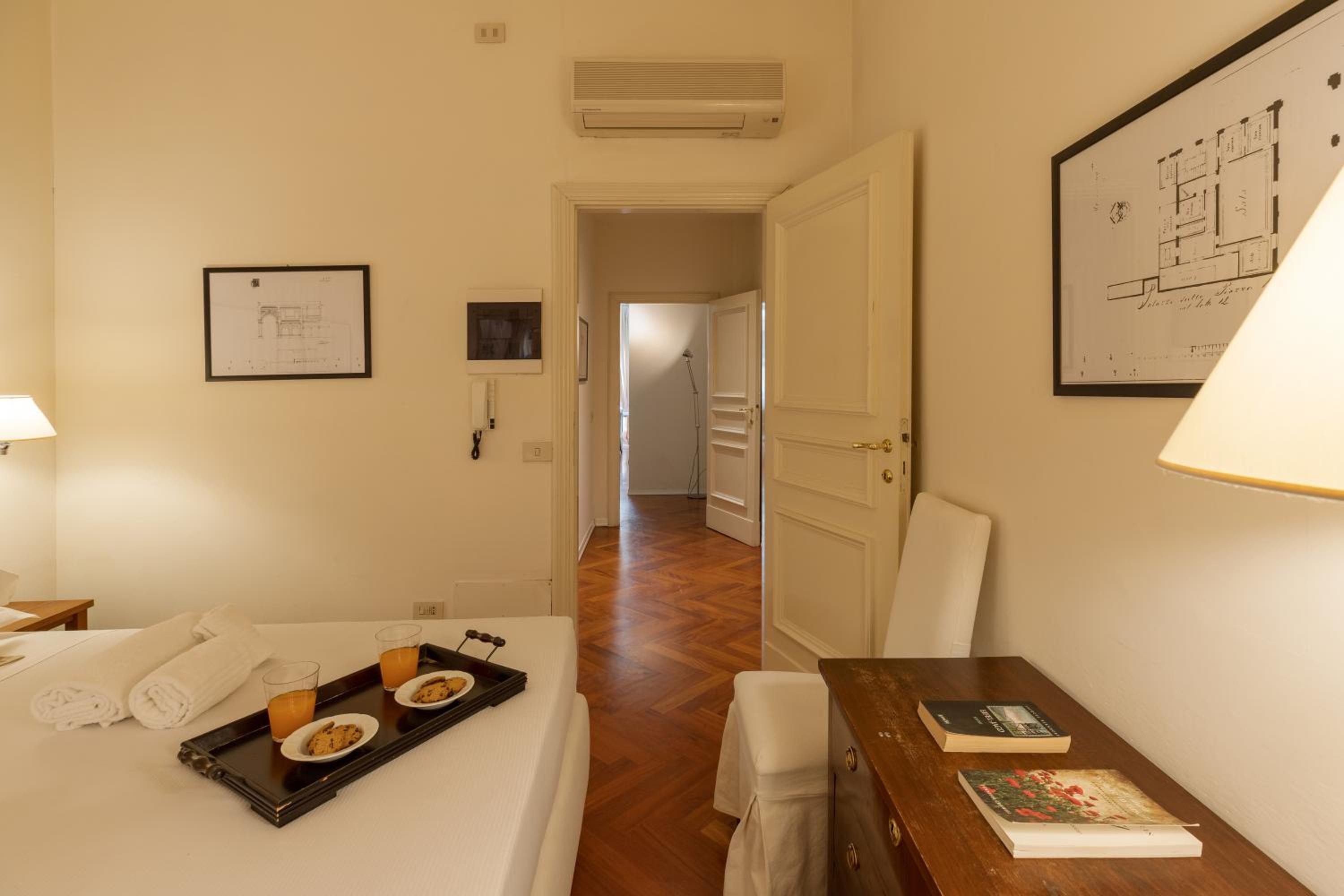 Big apartment a stone's throw from the Duomo
