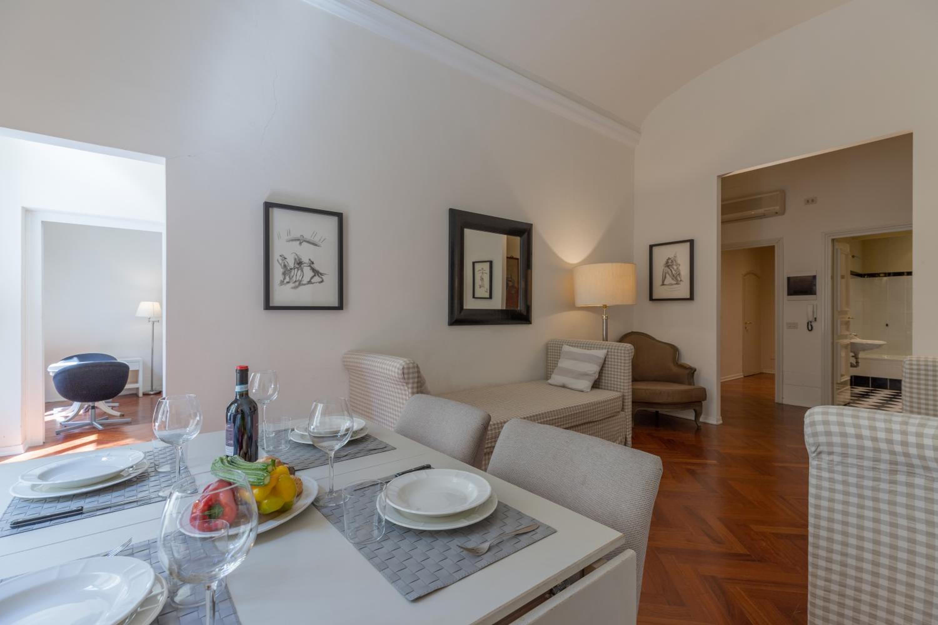 Big apartment a stone's throw from the Duomo