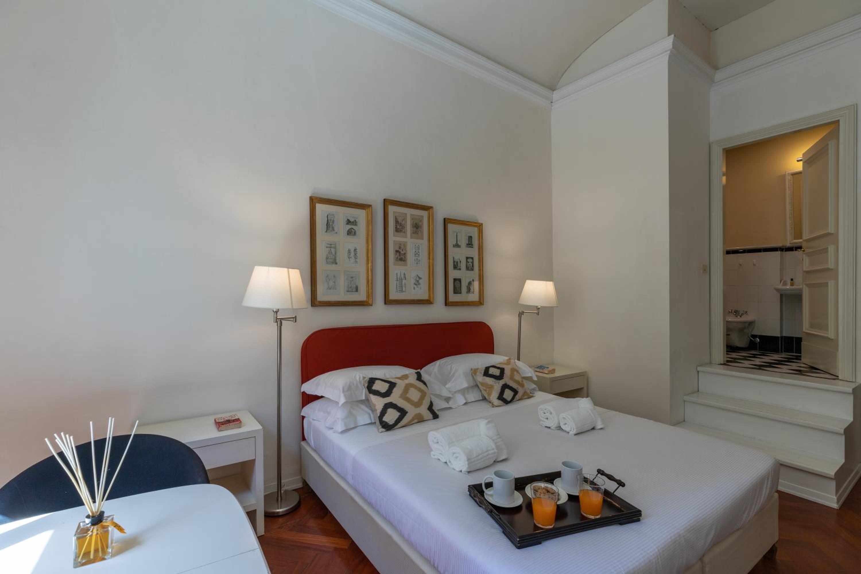 Big apartment a stone's throw from the Duomo