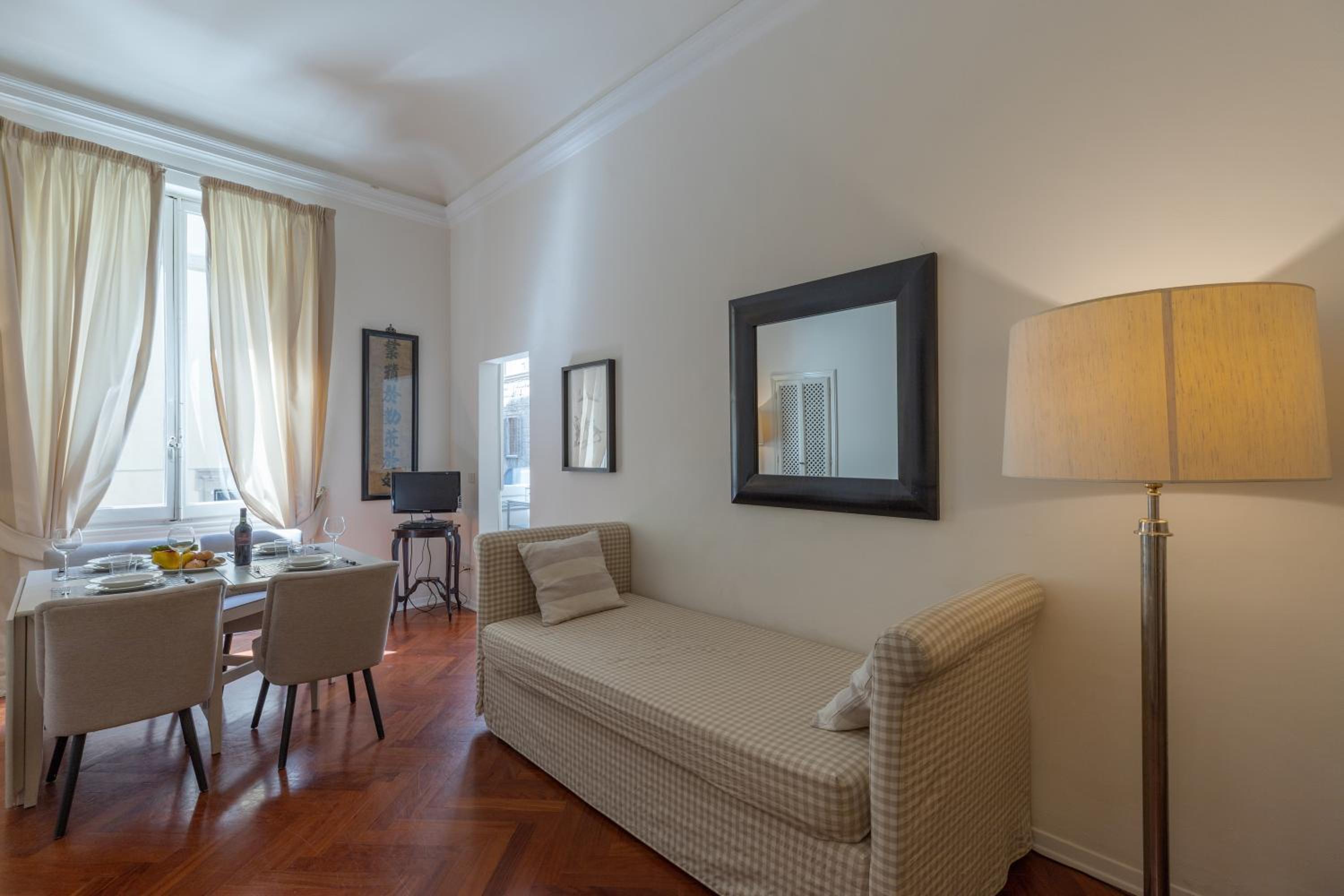 Big apartment a stone's throw from the Duomo