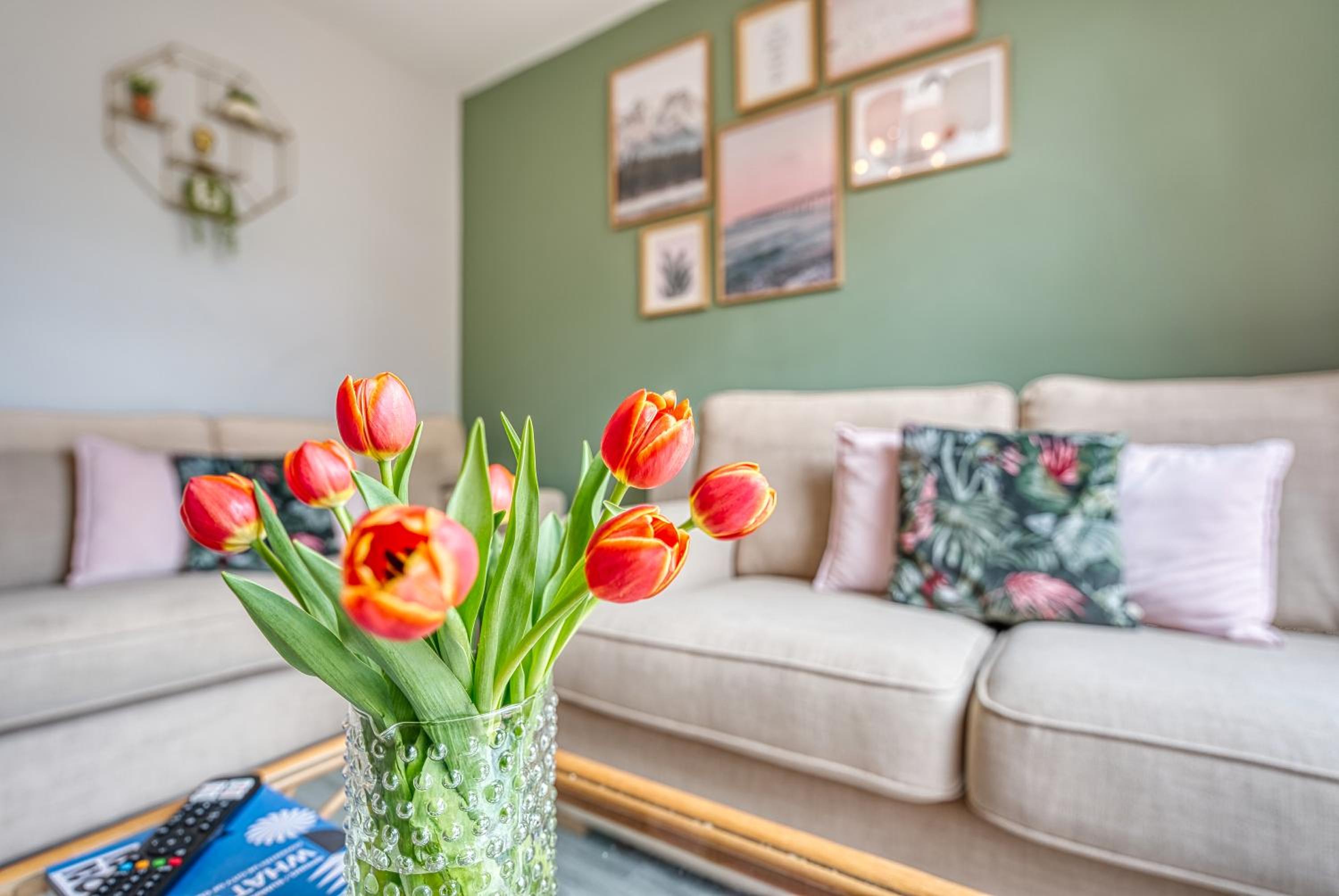 Close to A46 City Centre Sleeps 6, 5 Beds Ensuite FREE Wi-Fi Queens House Inspire Homes view 3