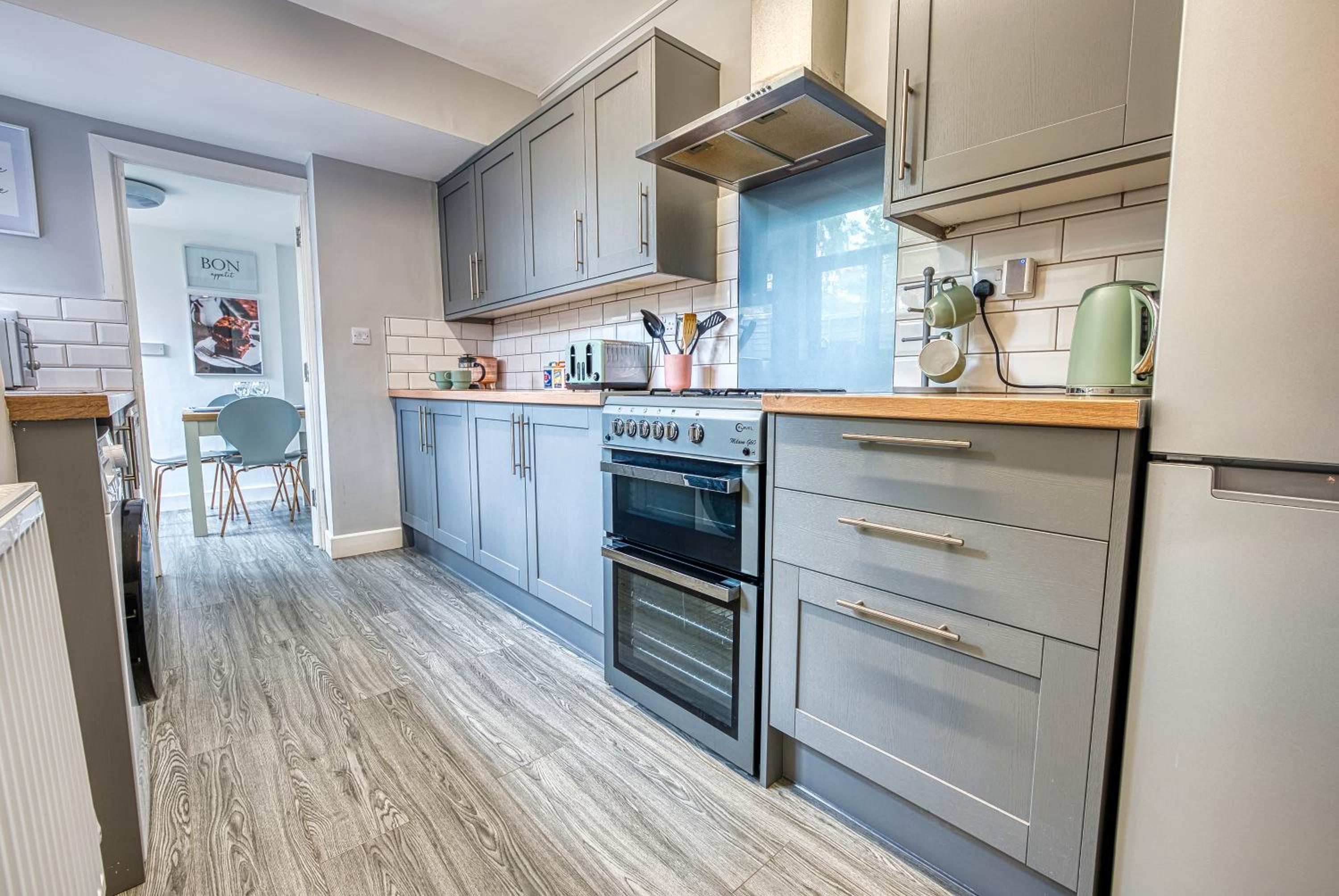Close to A46 City Centre Sleeps 6, 5 Beds Ensuite FREE Wi-Fi Queens House Inspire Homes view 4