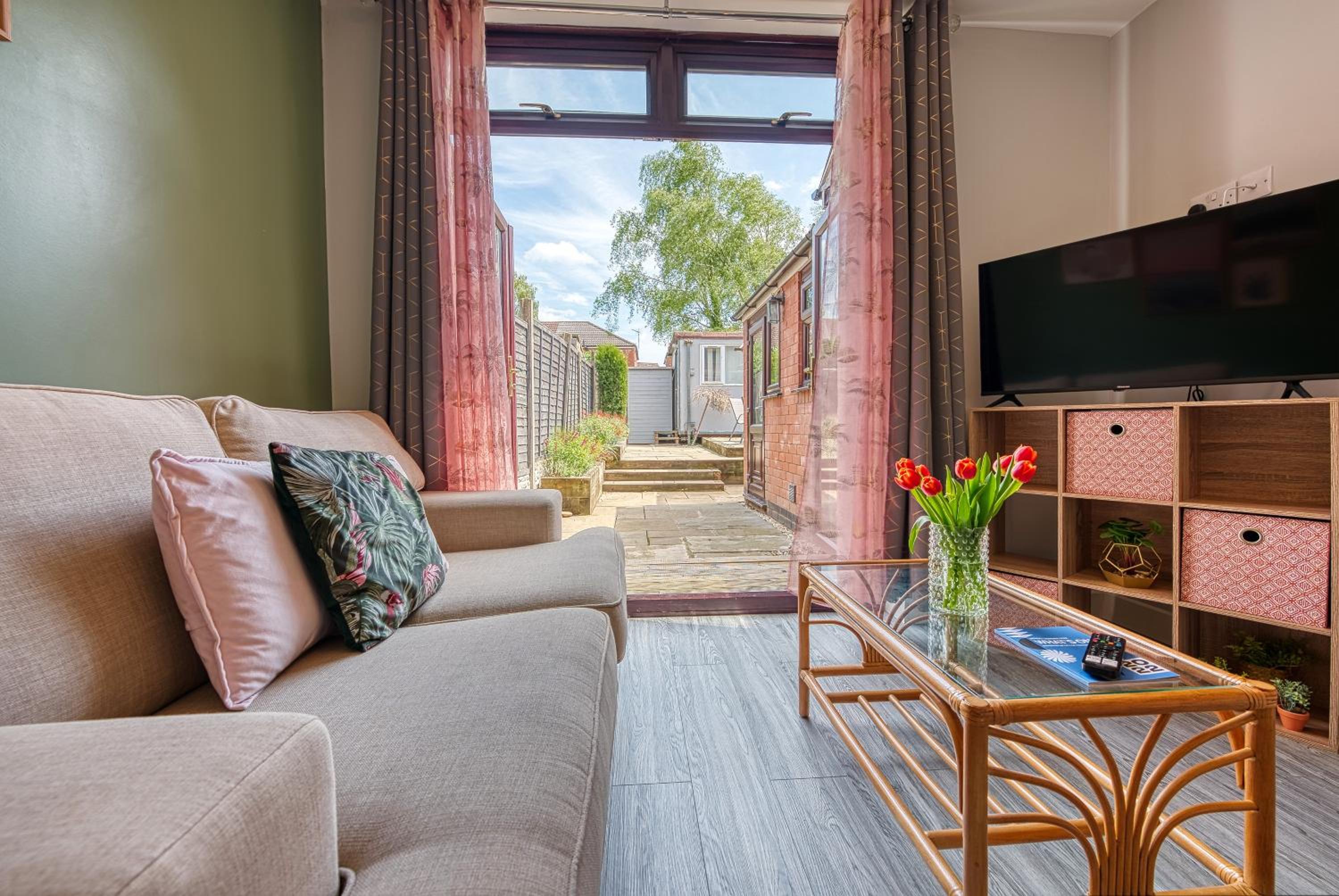 Close to A46 City Centre Sleeps 6, 5 Beds Ensuite FREE Wi-Fi Queens House Inspire Homes view 5