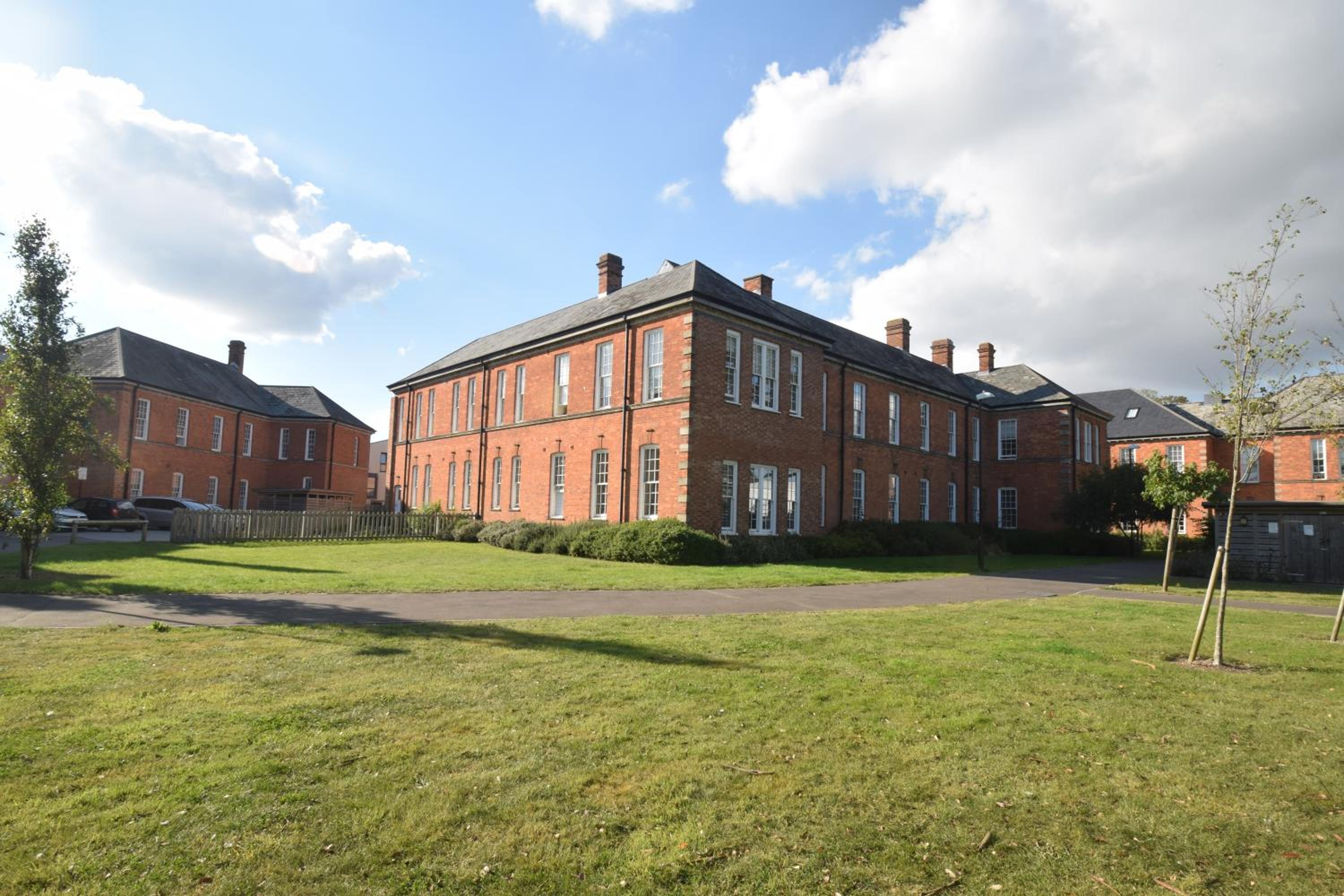 Beautiful flat in luxury Graylingwell development view 4