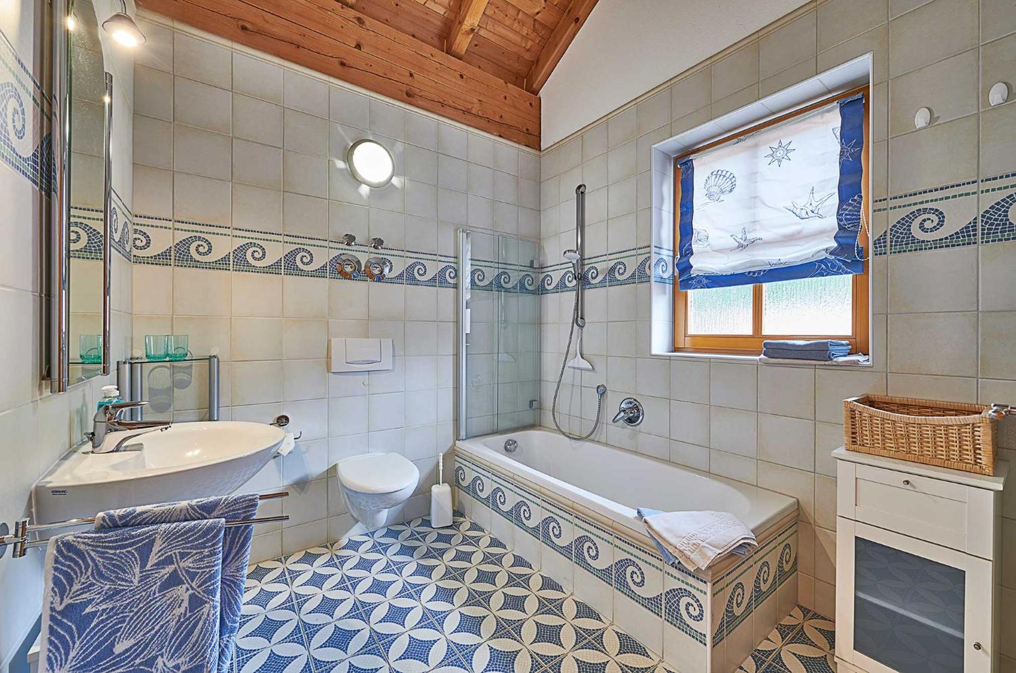 Zum Sonnenhuegel en Wegscheid — bathroom