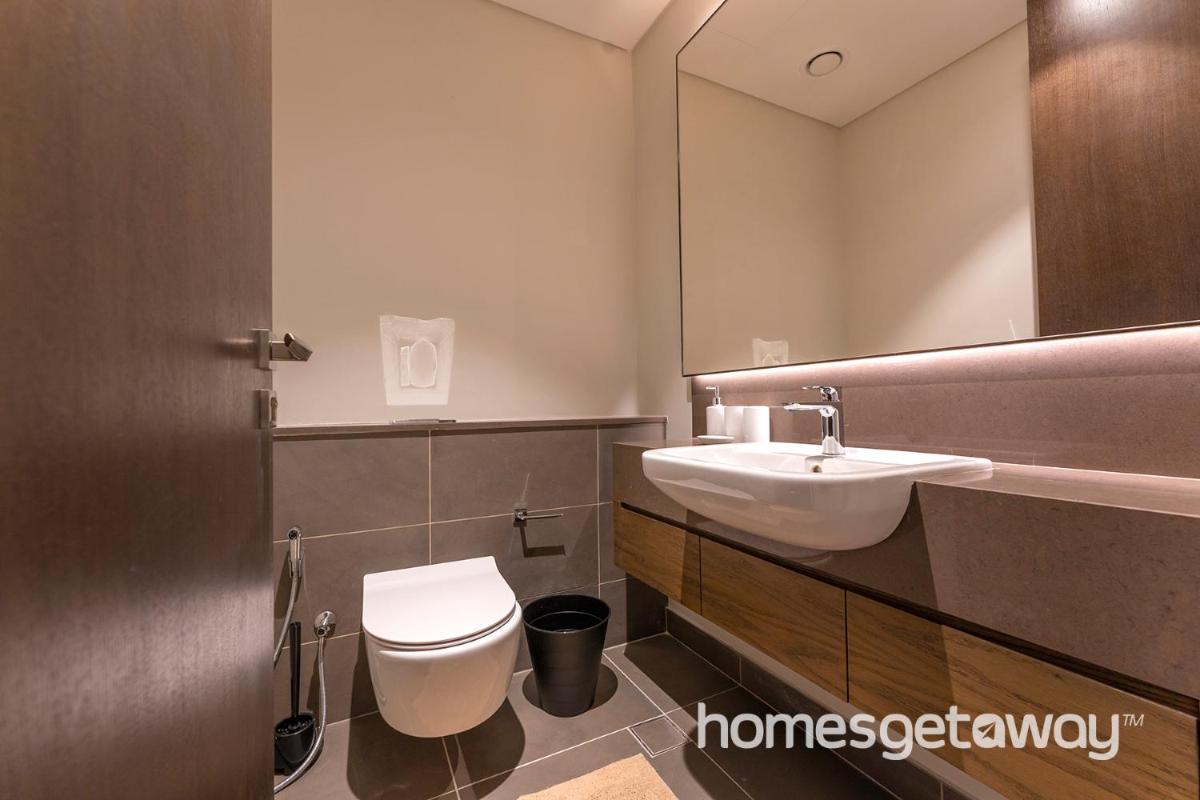 HomesGetaway -1BR Brand New Apartment in Jumeirah Living Marina Gate