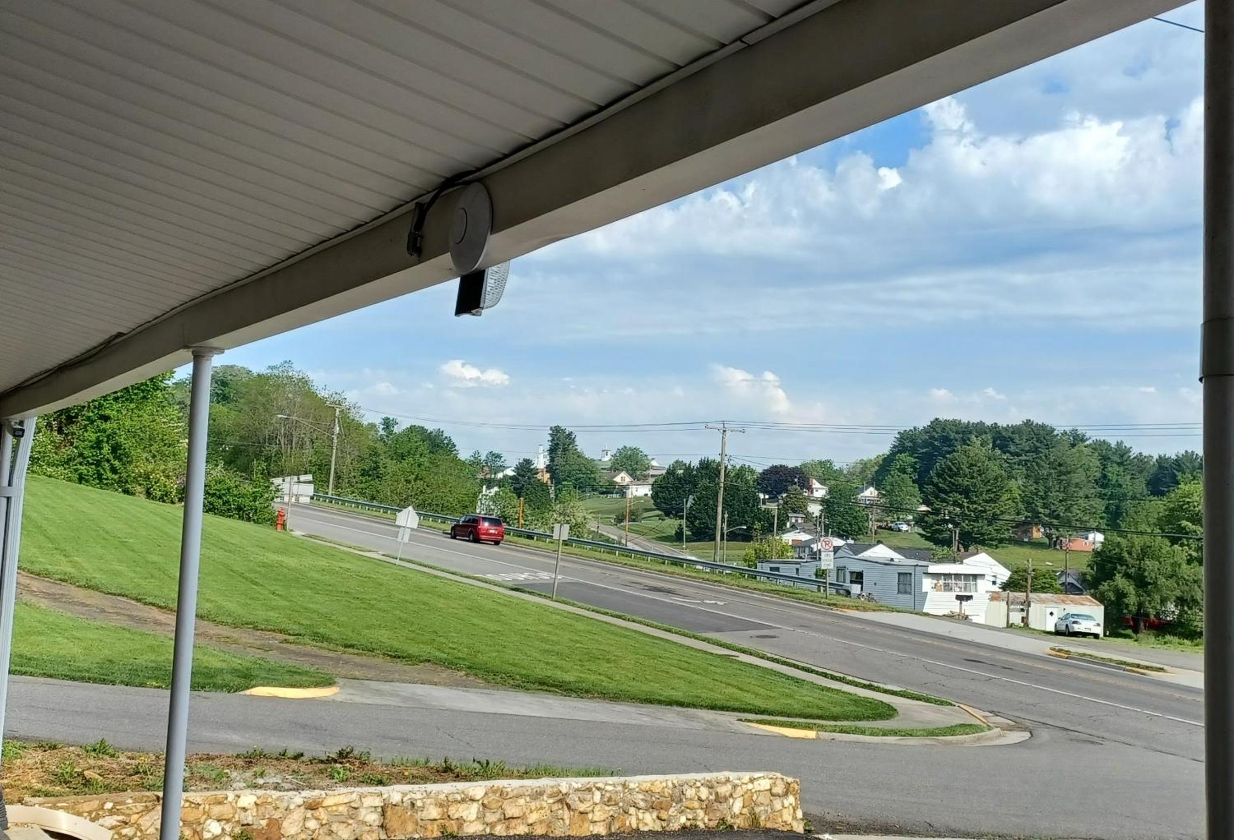 Hillsville Vacations - Knob Hill Motor Lodge - Property Image 11