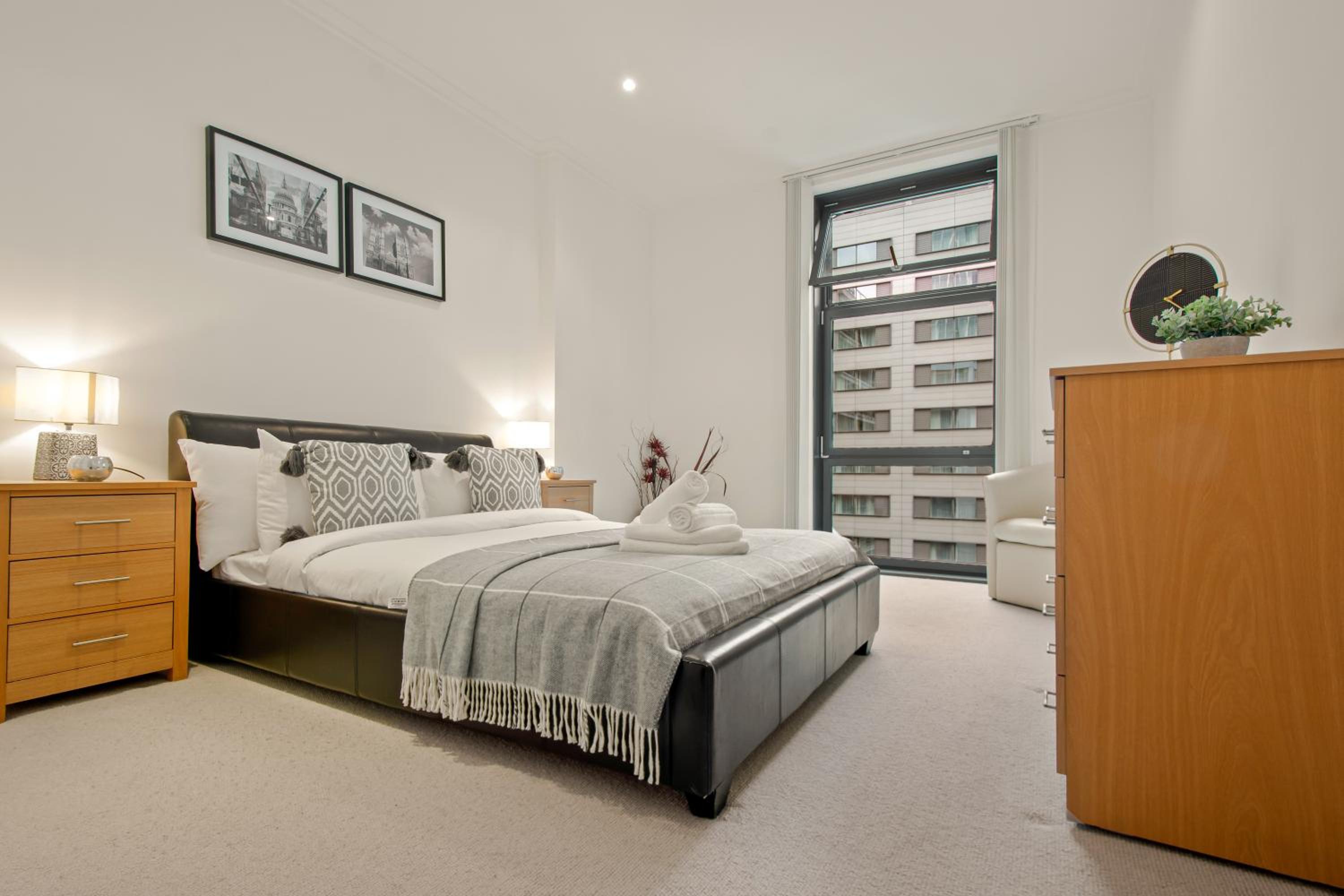 MySquare South Quay One Bedroom Apartments Canary Wharf view 3