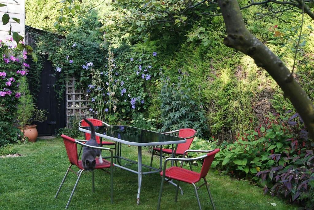 Cozy cottage overlooking fields, Upwell view 2