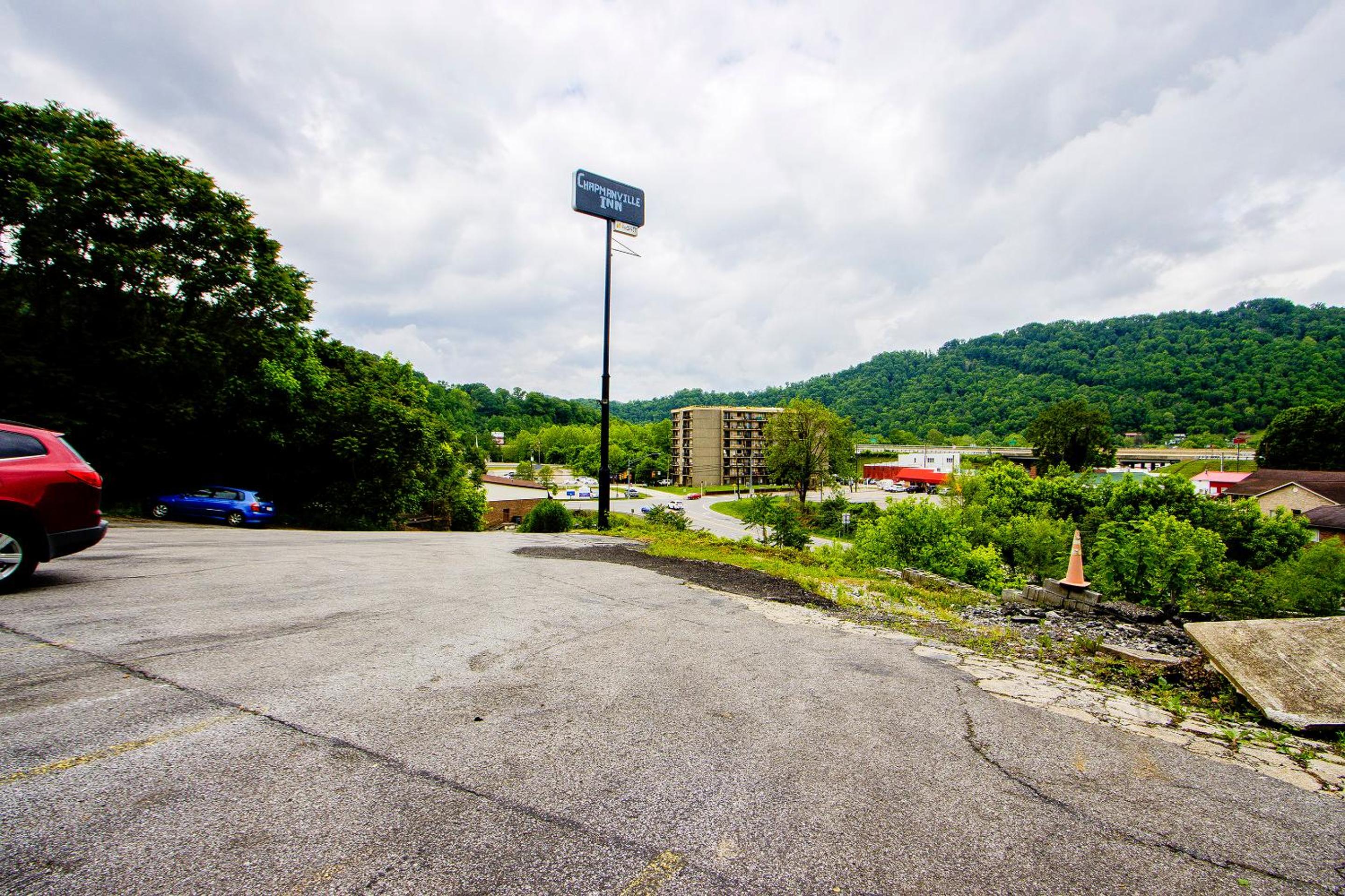 OYO Hotel Chapmanville Inn, WV - Hwy 119