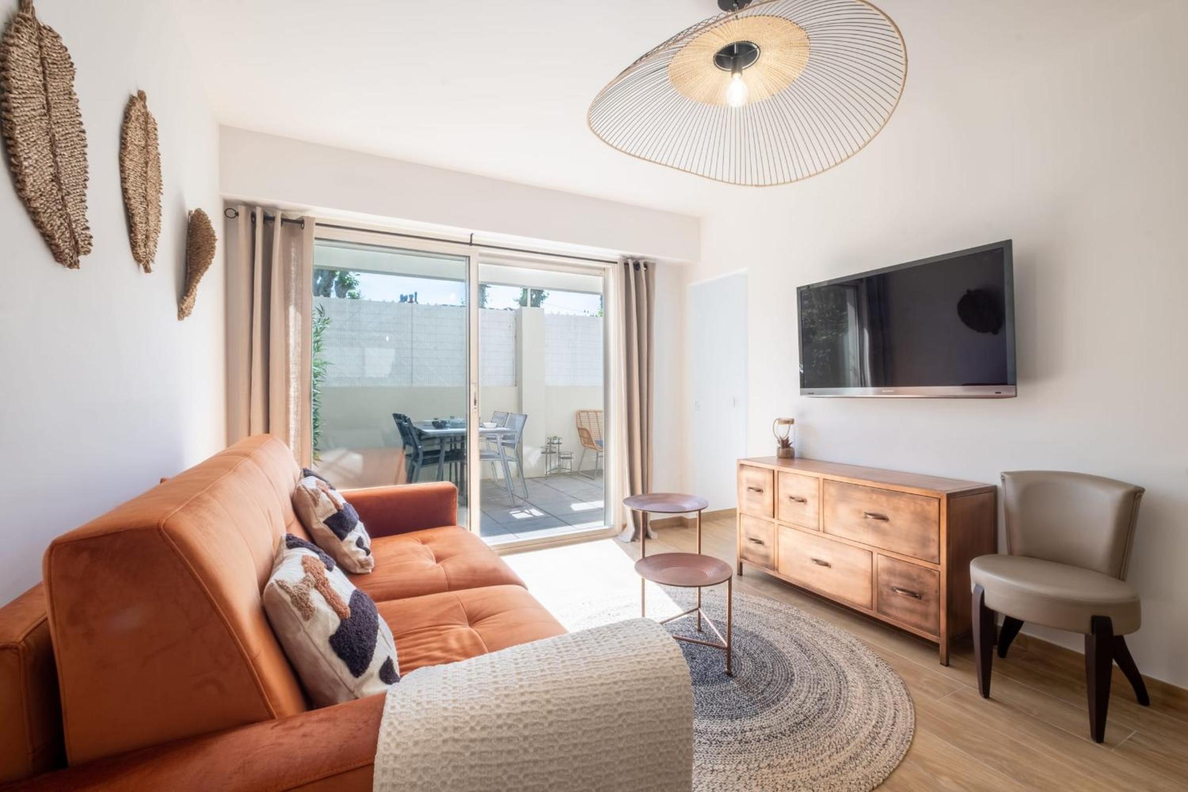 Comfy apartment with residential swimming pool photo 3