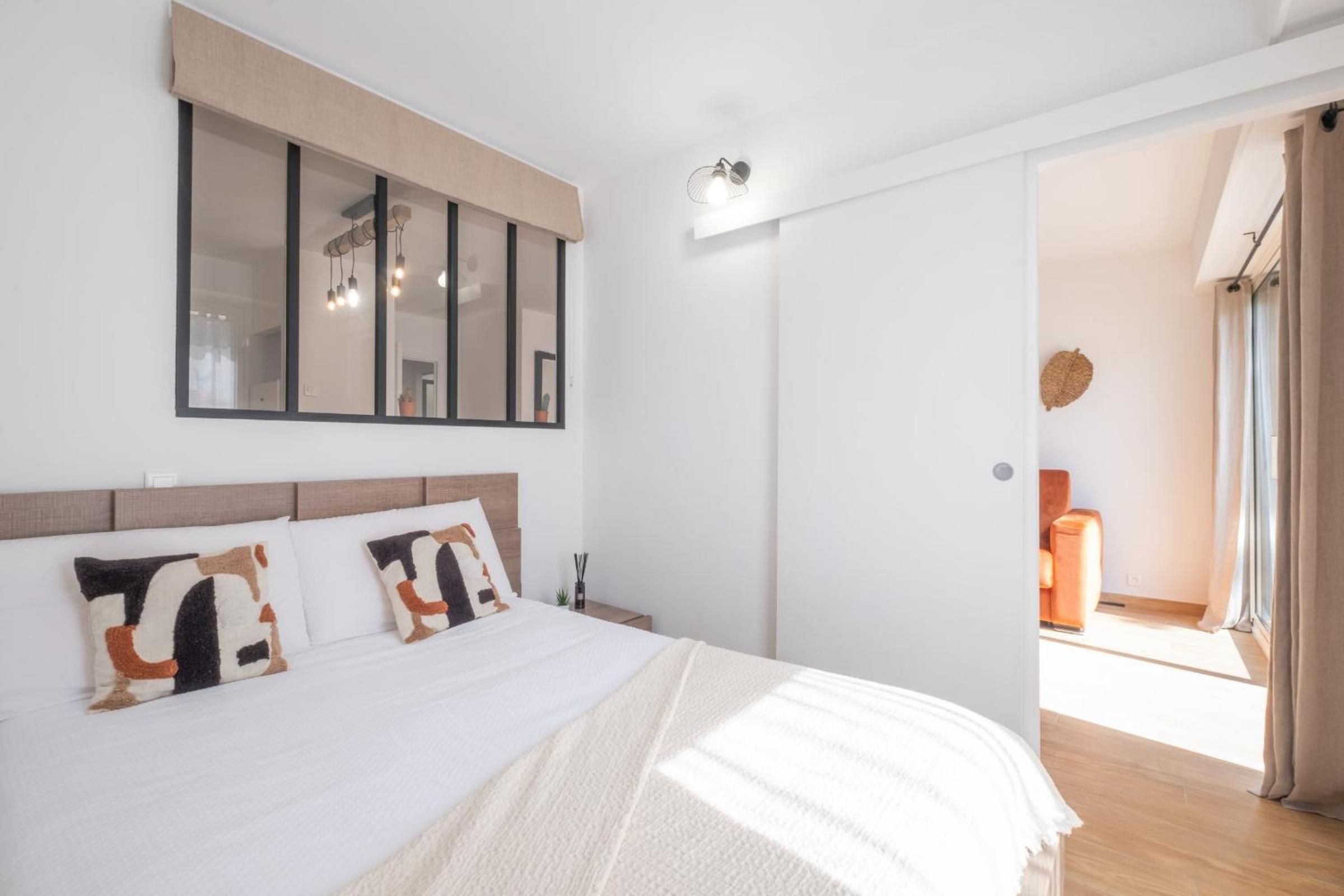 Comfy apartment with residential swimming pool photo 5