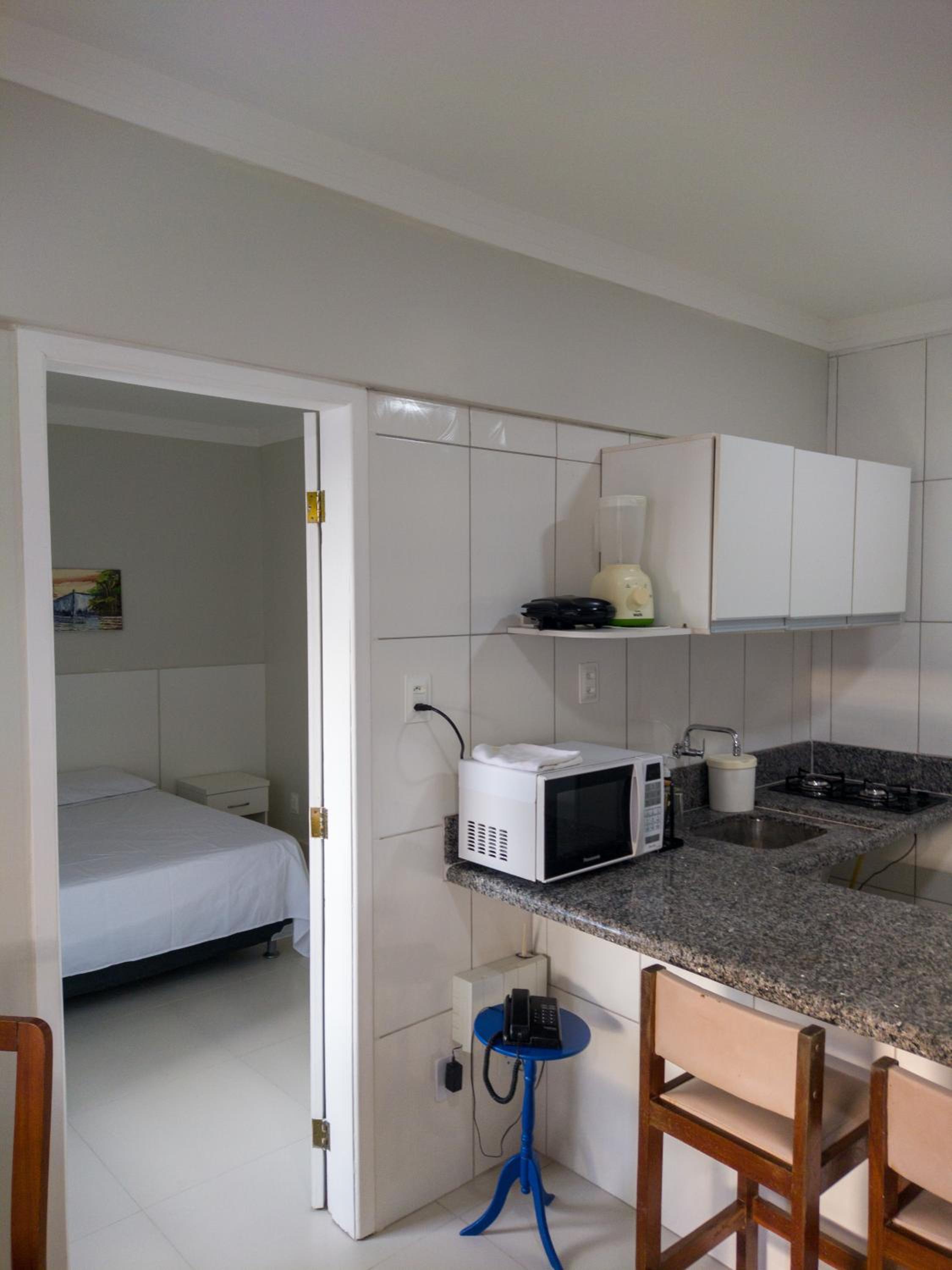 Farol Barra Flat, apartamento con vistas al mar en Salvador — kitchen