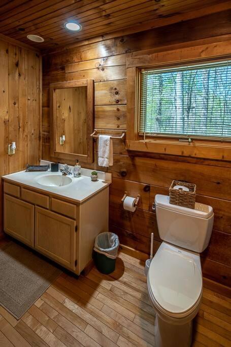 Cozy ‘Grey Fox’ Cabin Between Boone & Blowing Rock view 3