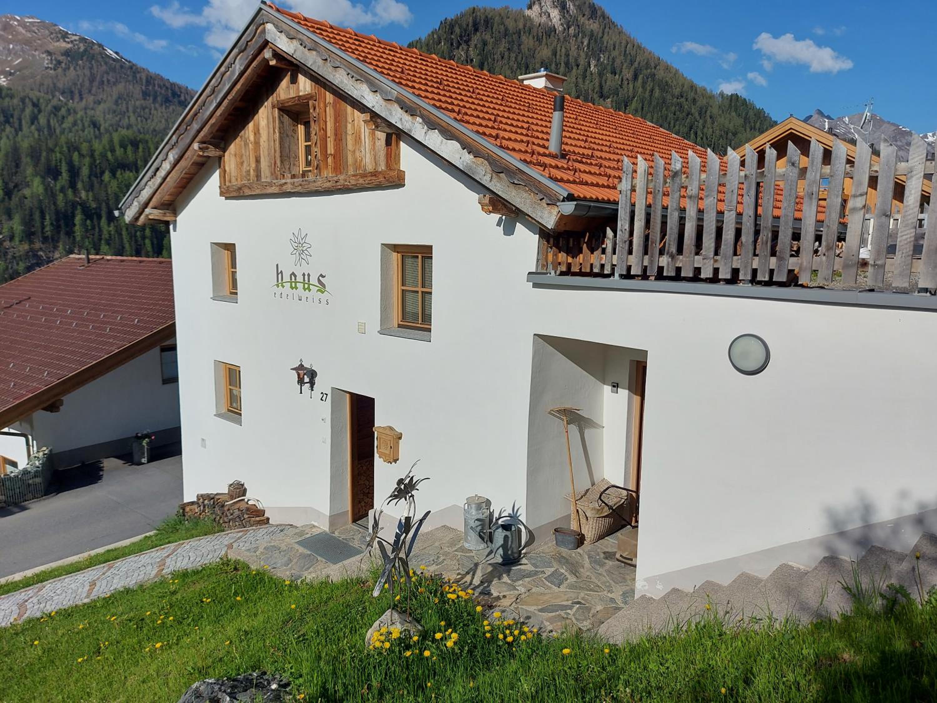 Haus Edelweiss Alpine Chalet near Samnaun