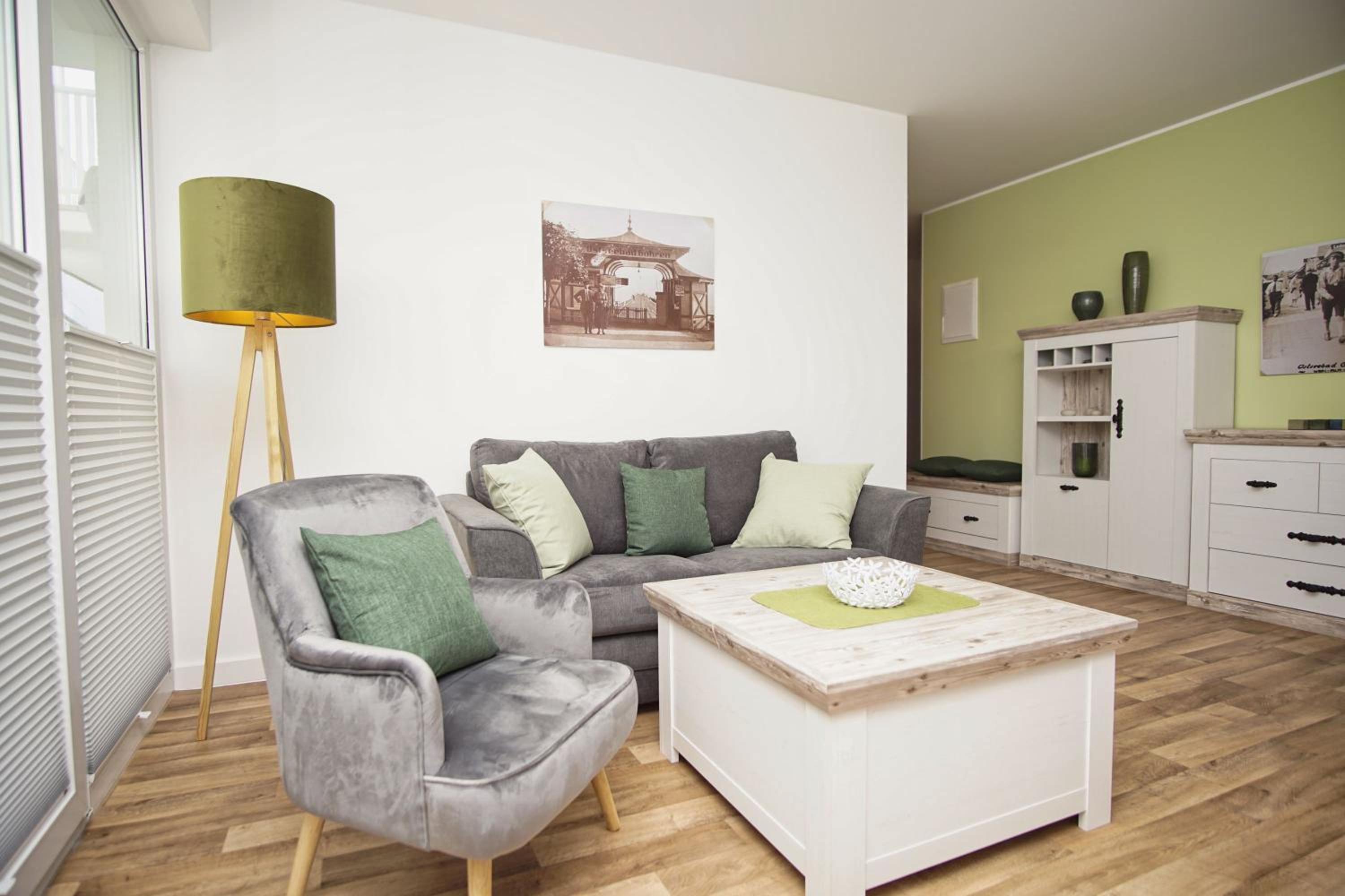 Terrasse, gratis Nutzung vom AHOI Erlebnisbad und Sauna in Sellin - Villa Karola FeWo 02