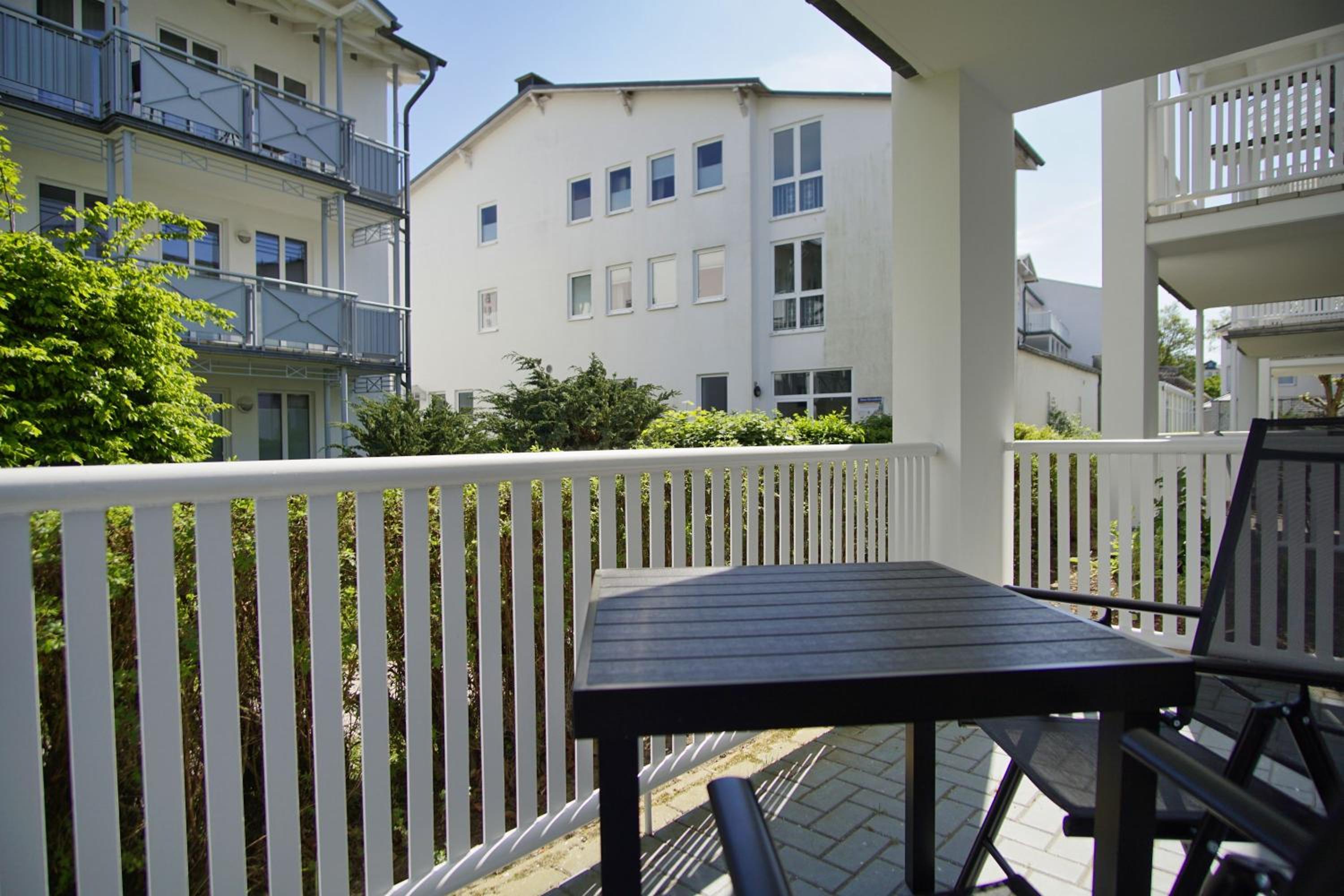 Terrasse, gratis Nutzung vom AHOI Erlebnisbad und Sauna in Sellin - Villa Karola FeWo 02
