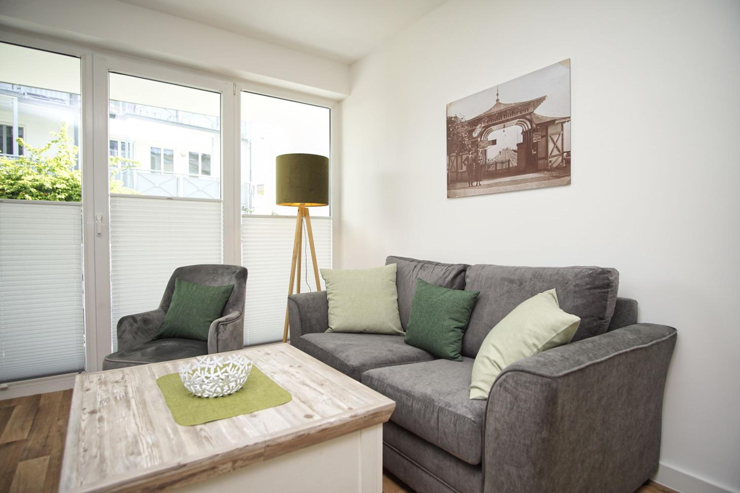 Terrasse, gratis Nutzung vom AHOI Erlebnisbad und Sauna in Sellin - Villa Karola FeWo 02