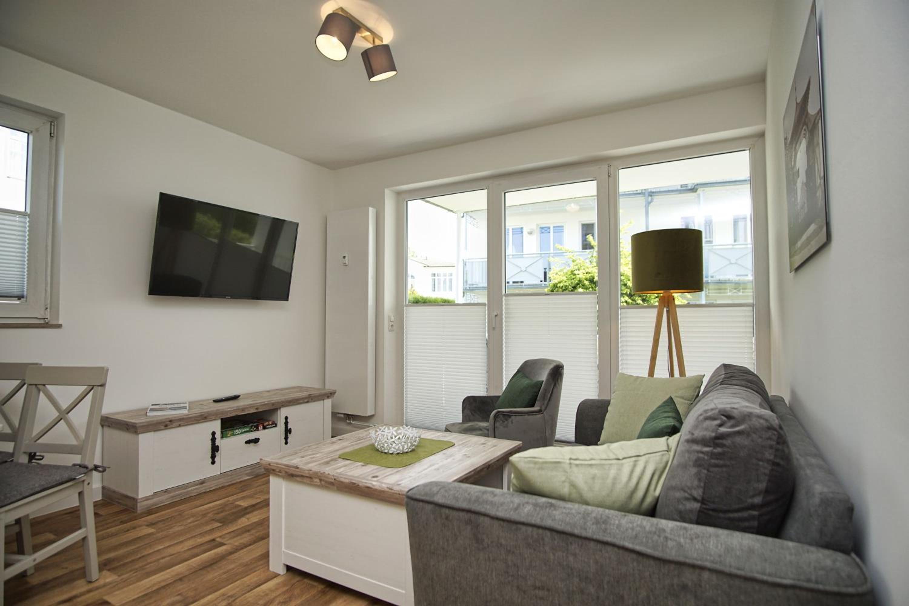 Terrasse, gratis Nutzung vom AHOI Erlebnisbad und Sauna in Sellin - Villa Karola FeWo 02