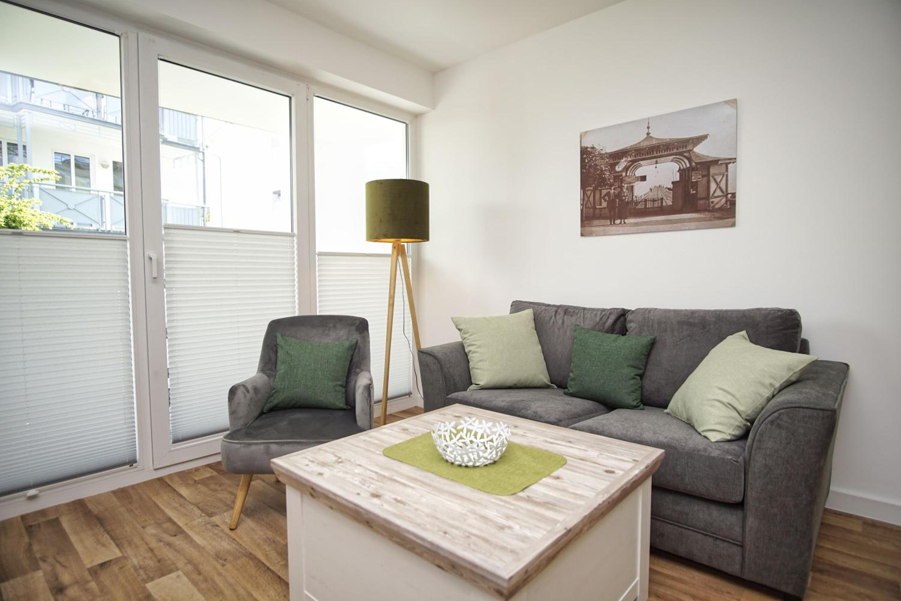 Terrasse, gratis Nutzung vom AHOI Erlebnisbad und Sauna in Sellin - Villa Karola FeWo 02