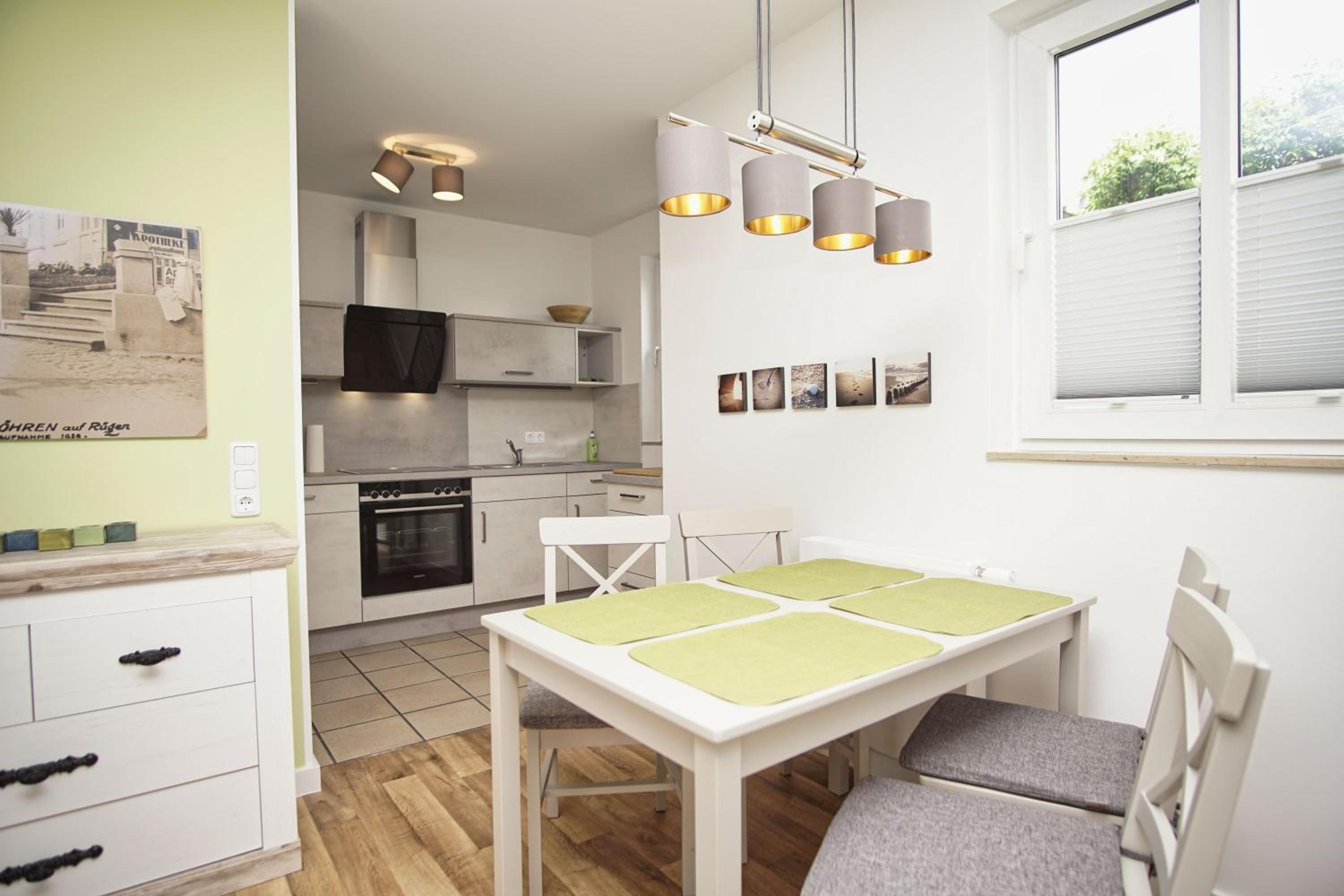 Terrasse, gratis Nutzung vom AHOI Erlebnisbad und Sauna in Sellin - Villa Karola FeWo 02