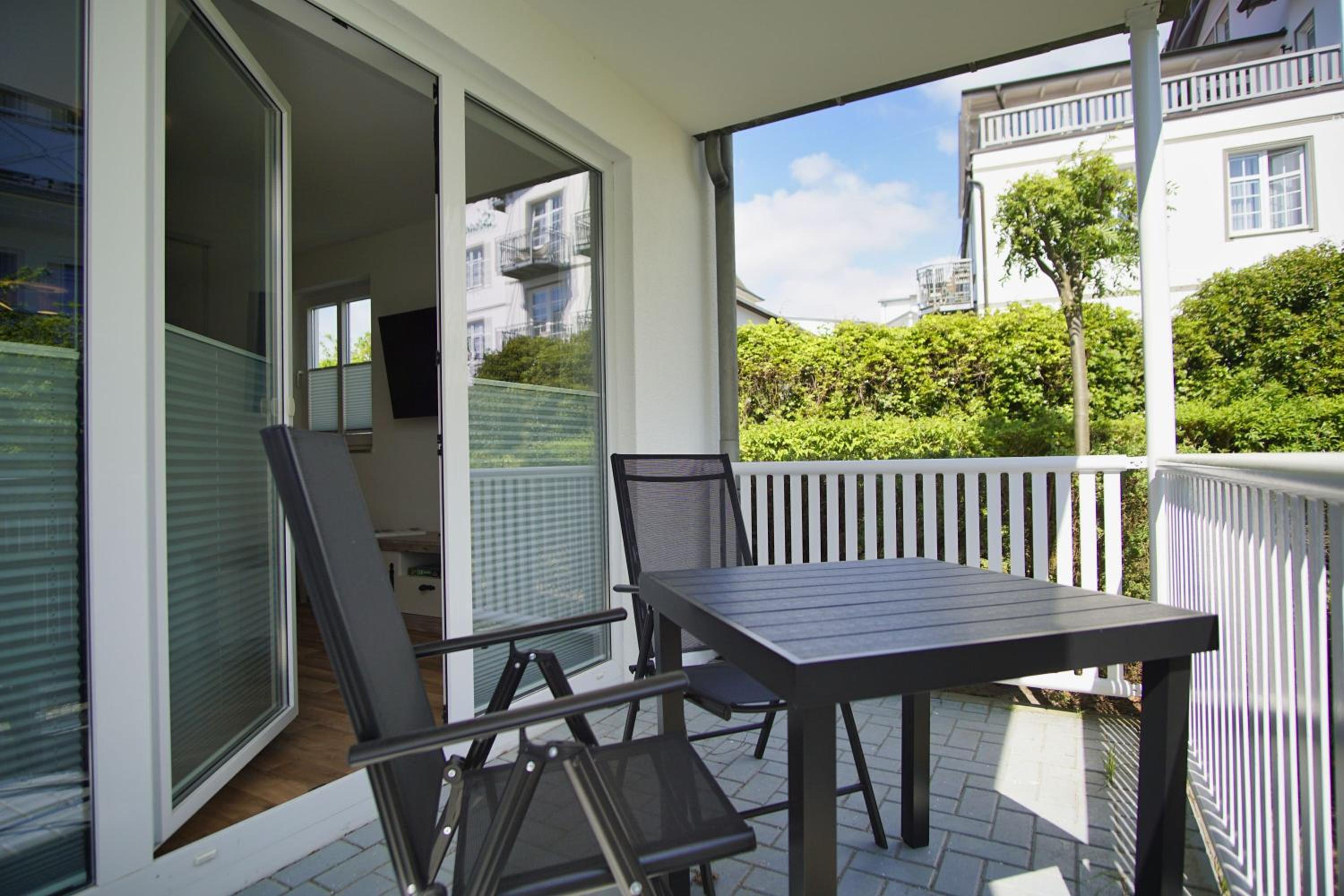 Terrasse, gratis Nutzung vom AHOI Erlebnisbad und Sauna in Sellin - Villa Karola FeWo 02
