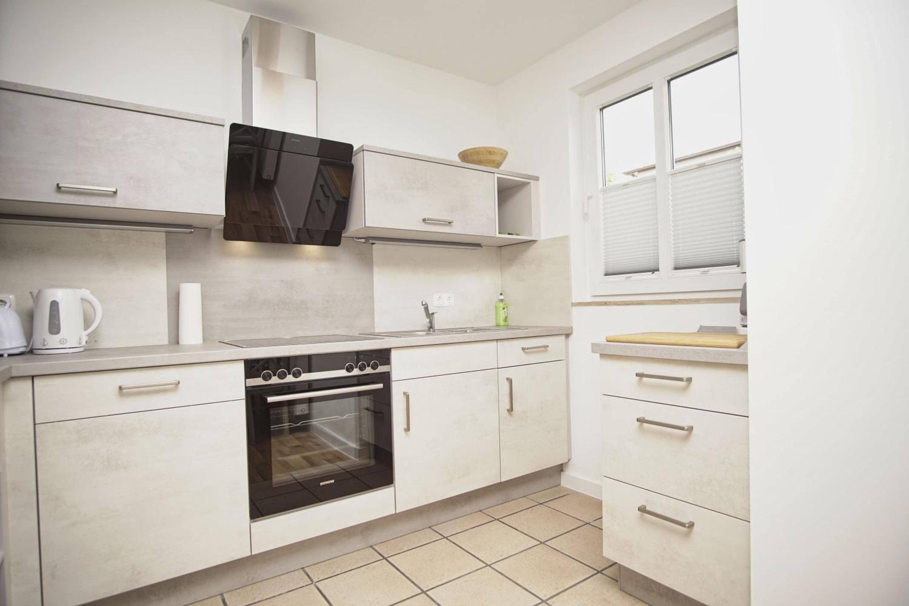Terrasse, gratis Nutzung vom AHOI Erlebnisbad und Sauna in Sellin - Villa Karola FeWo 02