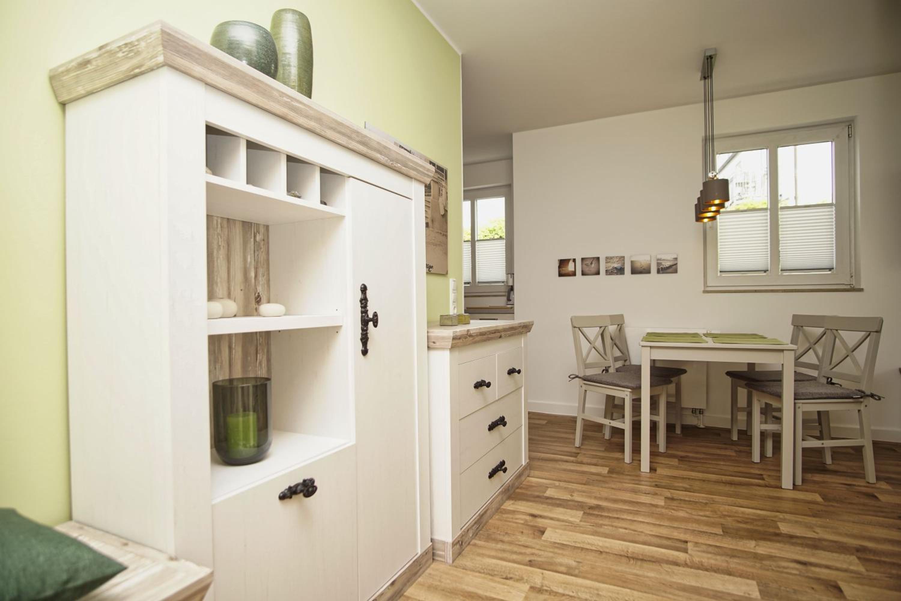 Terrasse, gratis Nutzung vom AHOI Erlebnisbad und Sauna in Sellin - Villa Karola FeWo 02