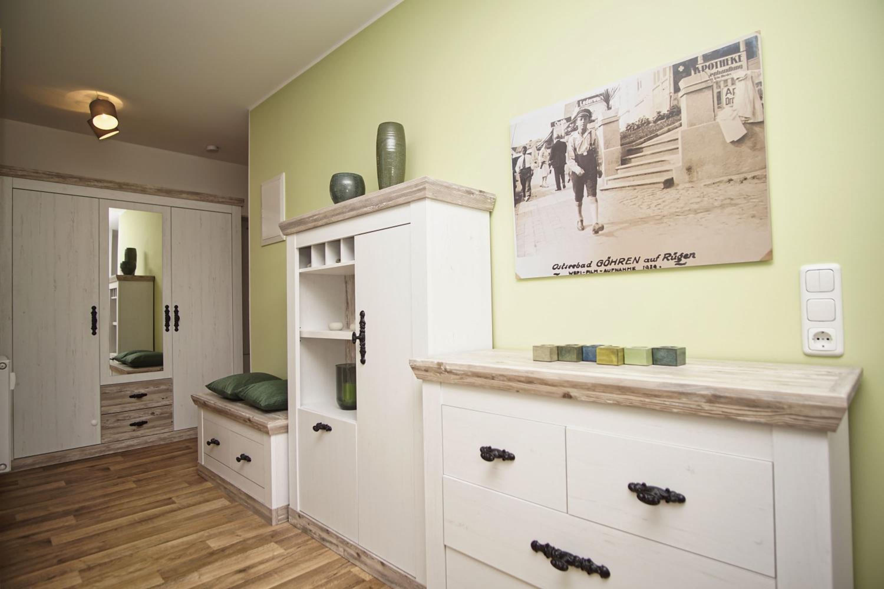 Terrasse, gratis Nutzung vom AHOI Erlebnisbad und Sauna in Sellin - Villa Karola FeWo 02