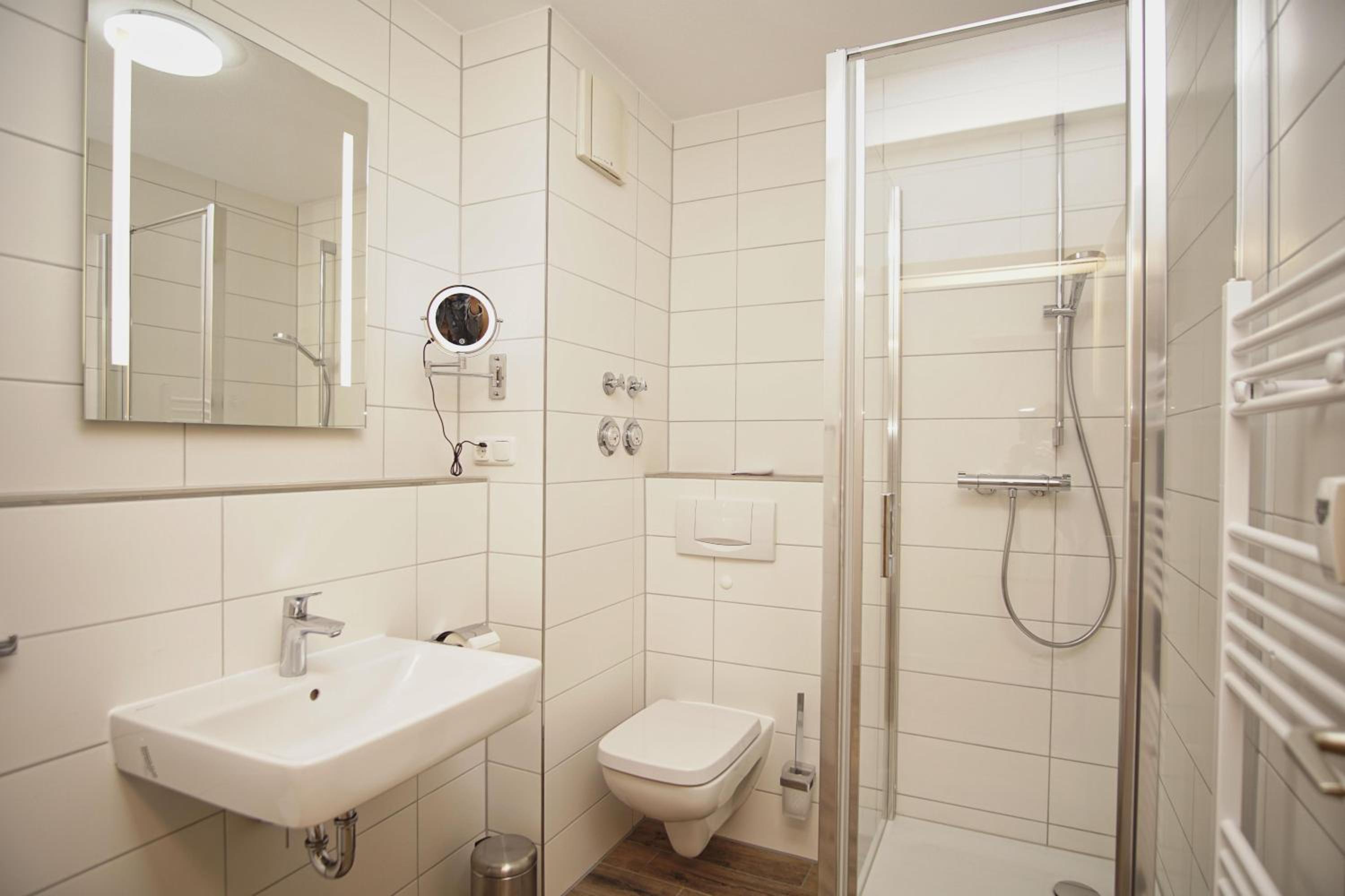 Terrasse, gratis Nutzung vom AHOI Erlebnisbad und Sauna in Sellin - Villa Karola FeWo 02