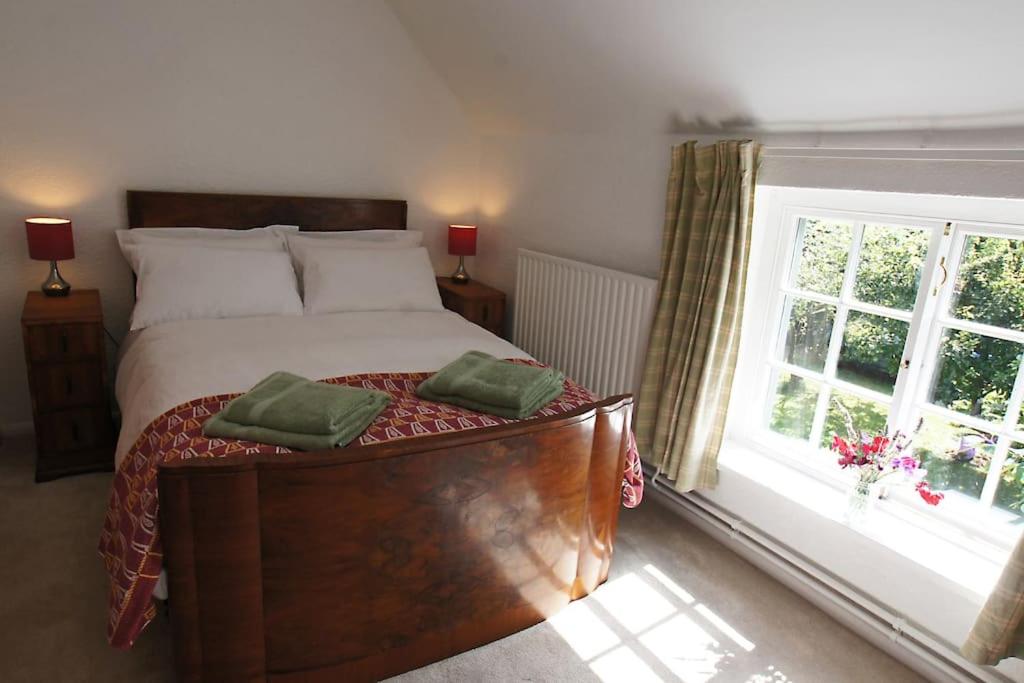 Cozy cottage overlooking fields, Upwell view 5