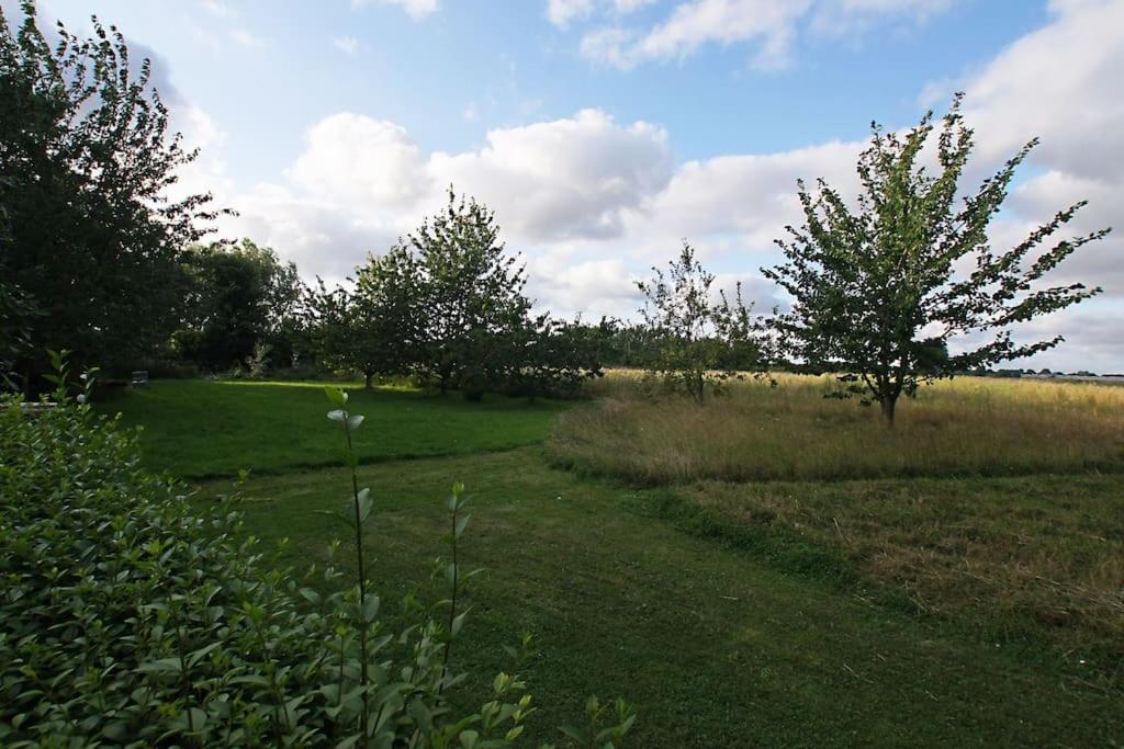 Cozy cottage overlooking fields, Upwell view 3