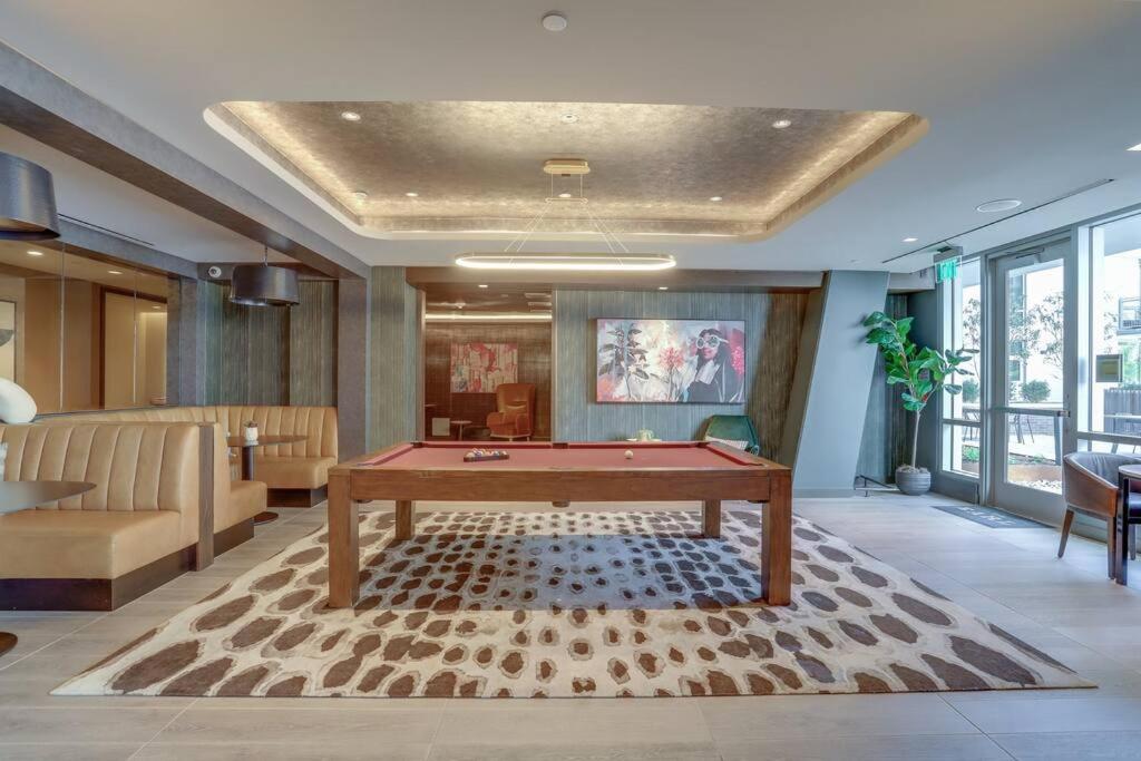Stylish Condo at Clarendon with Rooftop Views view 4